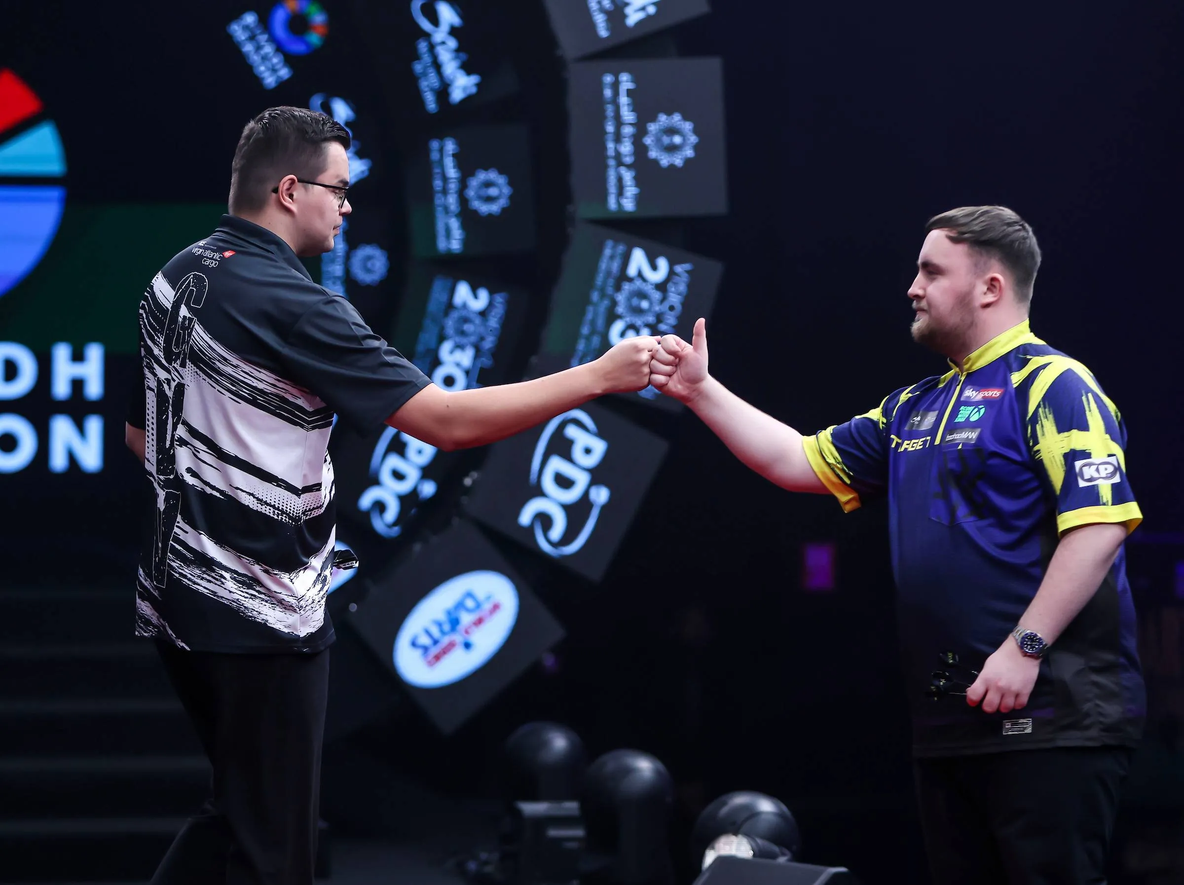 Luke Littler wint krankzinnig titanenstrijd van Van Veen na drie 9-darterkansen