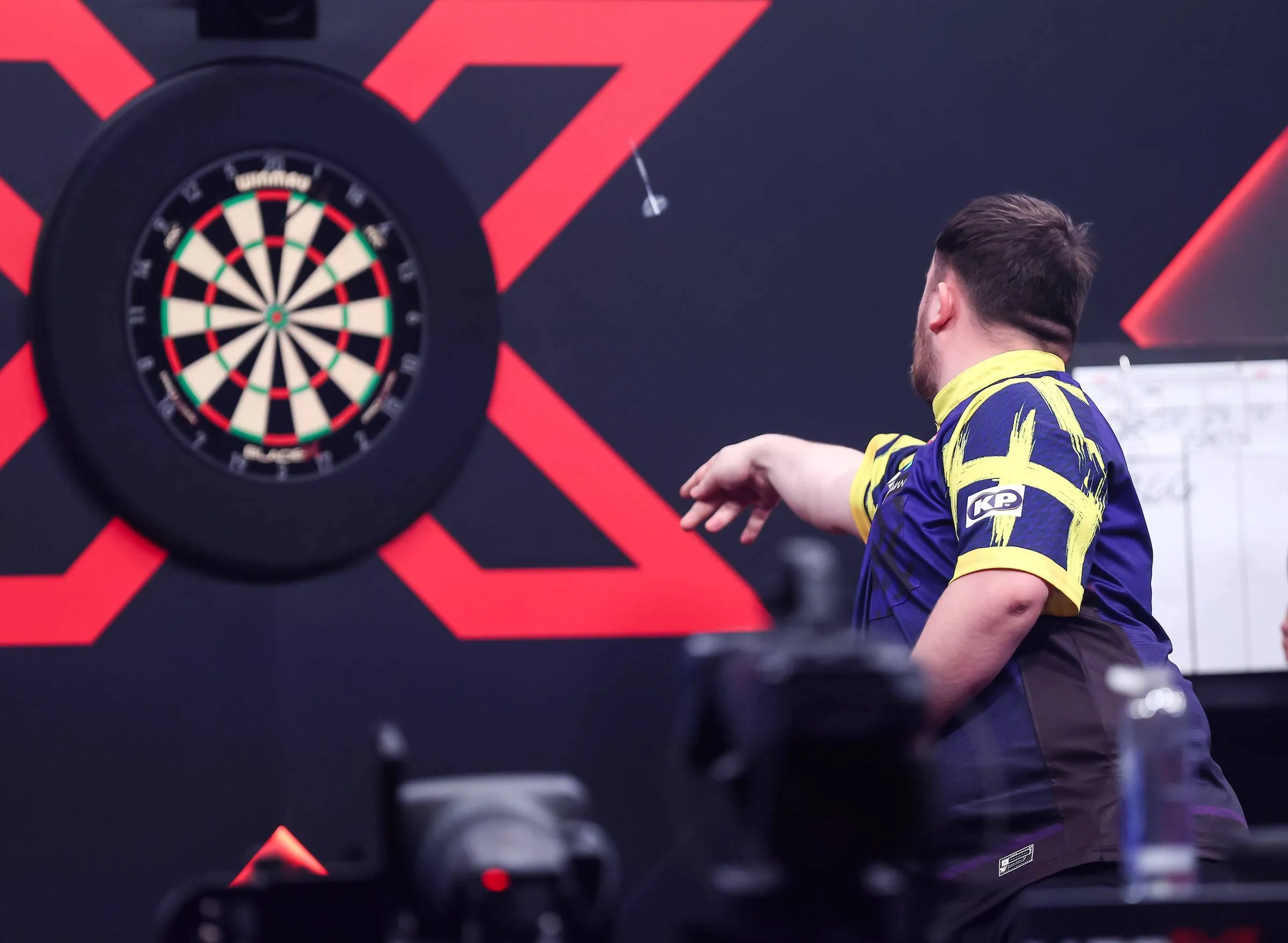 Wereldkampioen Littler mist negendarter, maar overleeft wedstrijdpijl van De Decker