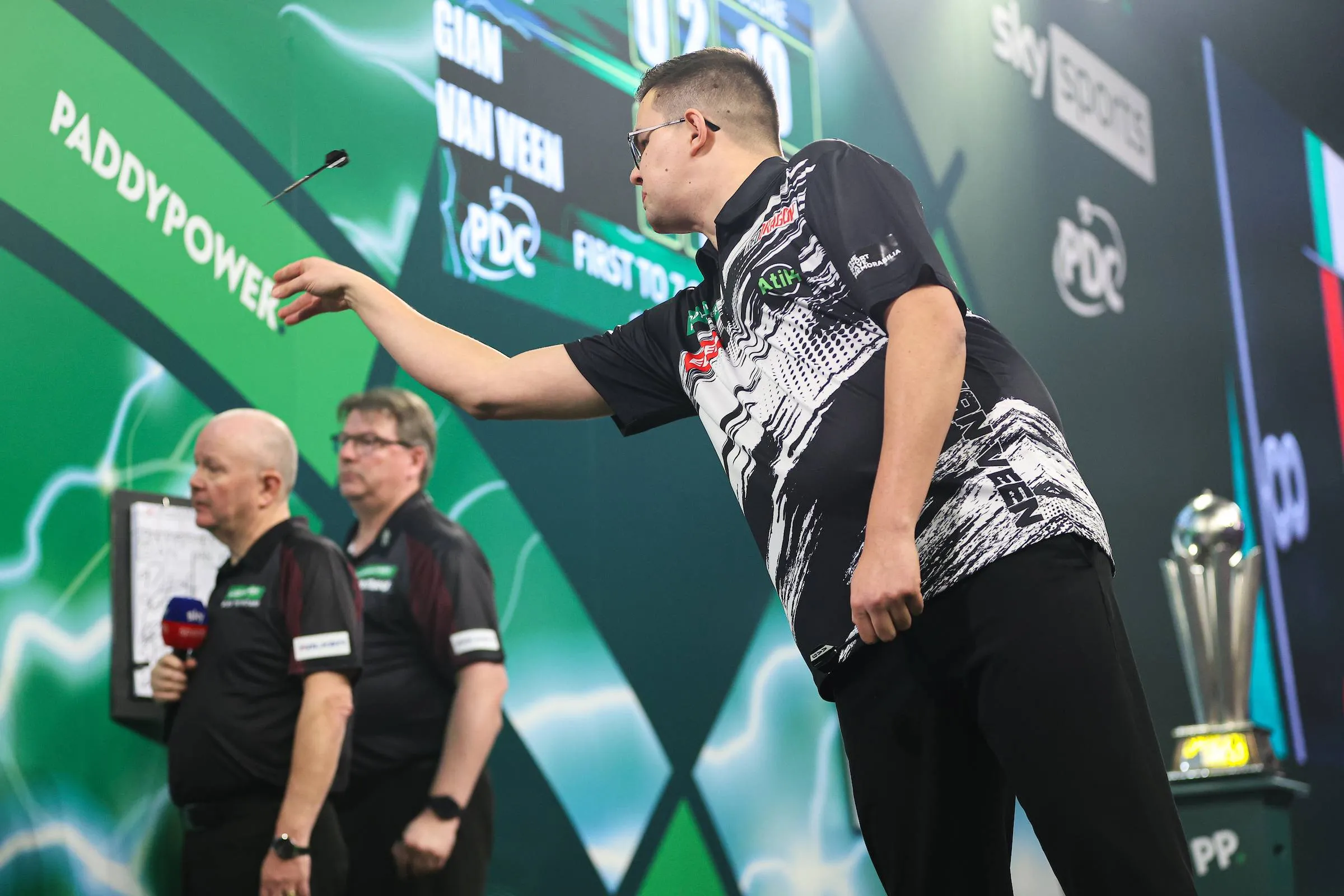 Van Veen, Van Gerwen en Noppert starten seizoen goed met winst in ronde 1 Bahrein Darts Masters 2026