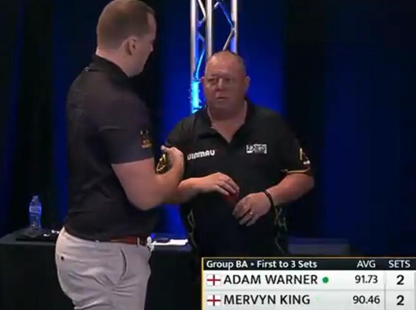 Ongemakkelijk moment tussen Mervyn King en tegenstander op Winmau World Masters