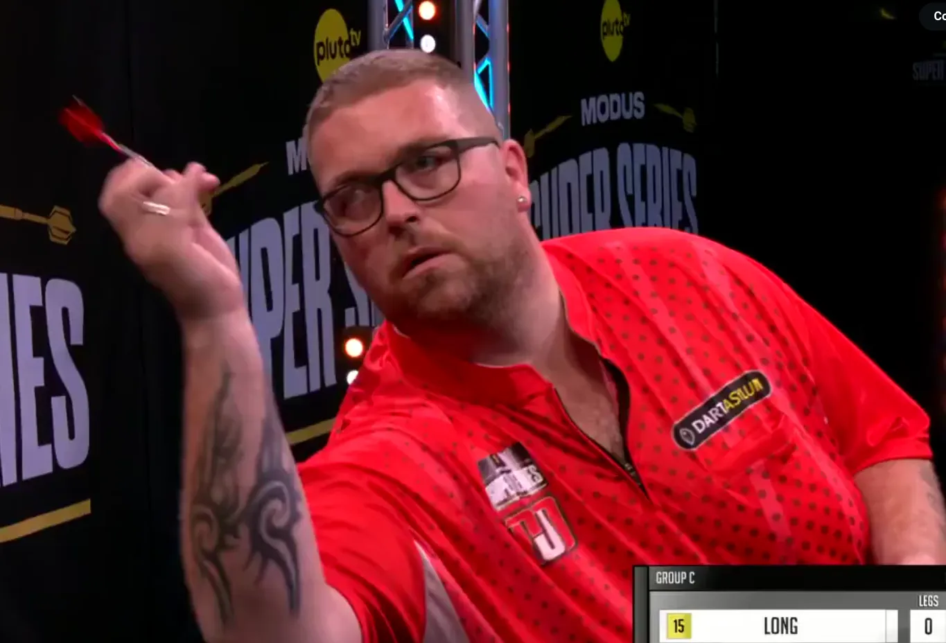 De werpstijl van deze kerel zorgt voor verbazing bij kijkers die hem dit niet nadoen