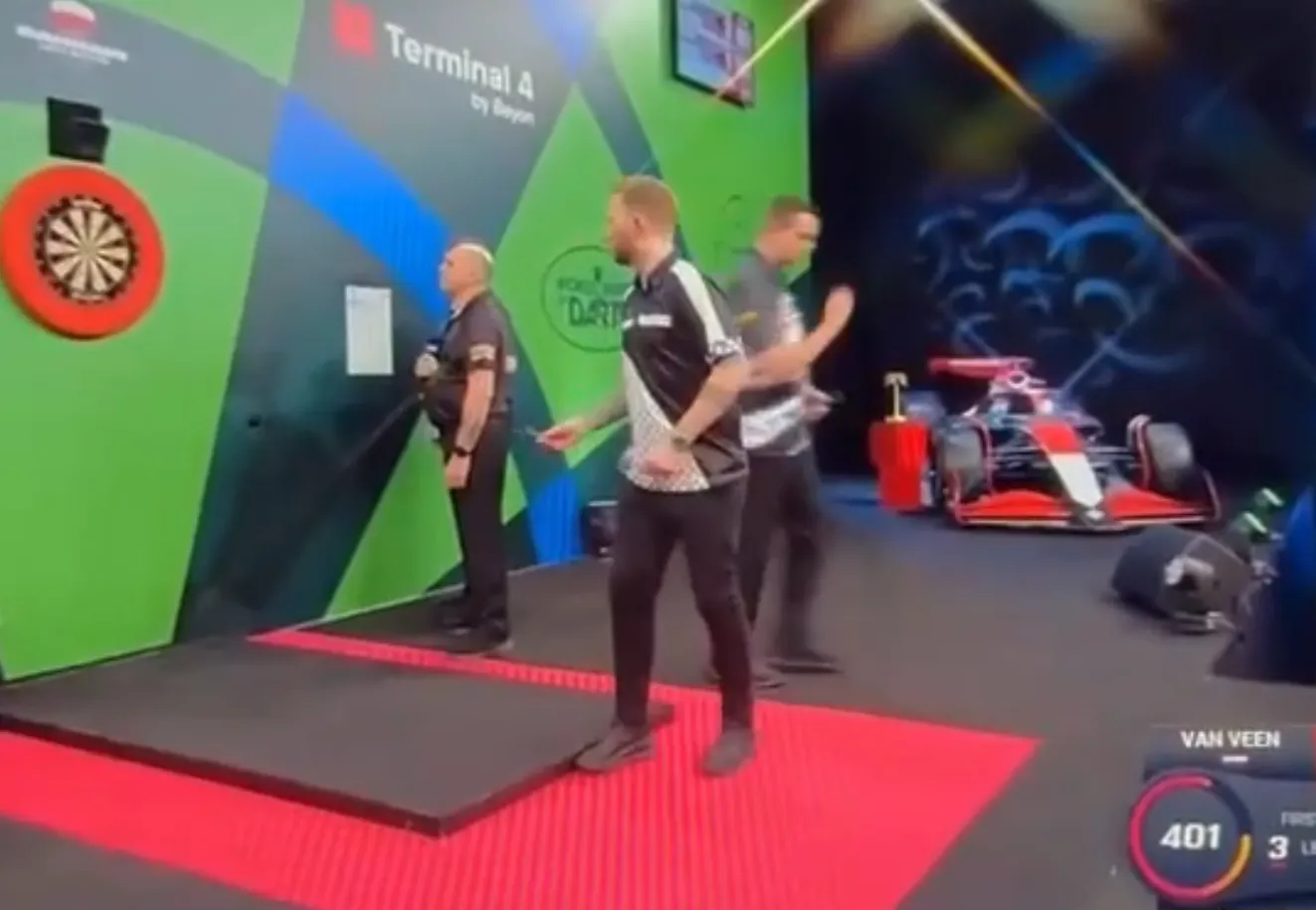 VIDEO: Problemen op Bahrain Darts Masters tijdens de partij tussen Van Veen en Noppert