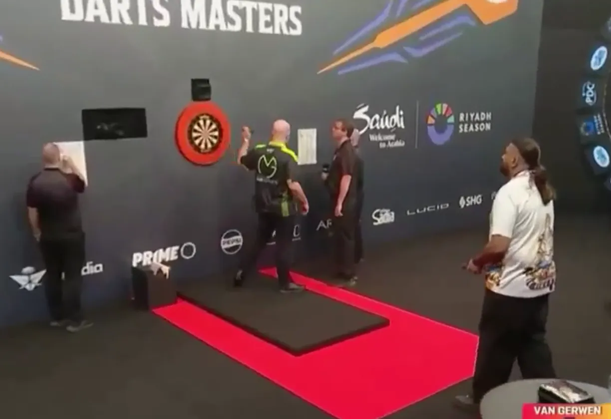 Publiek bij Saudi Arabia Darts Masters lijkt niets van de sport te snappen met deze acties
