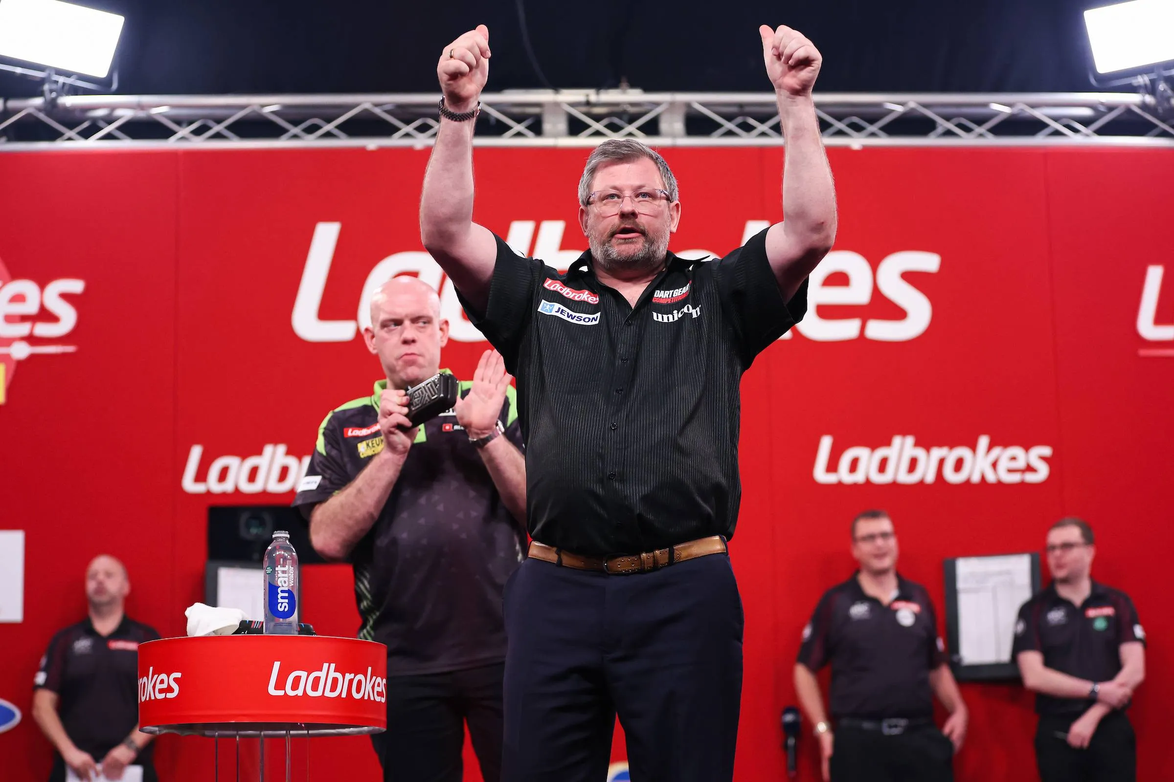 James Wade zet Michael van Gerwen hard opzij en schrijft bijzonder statistiekje bij