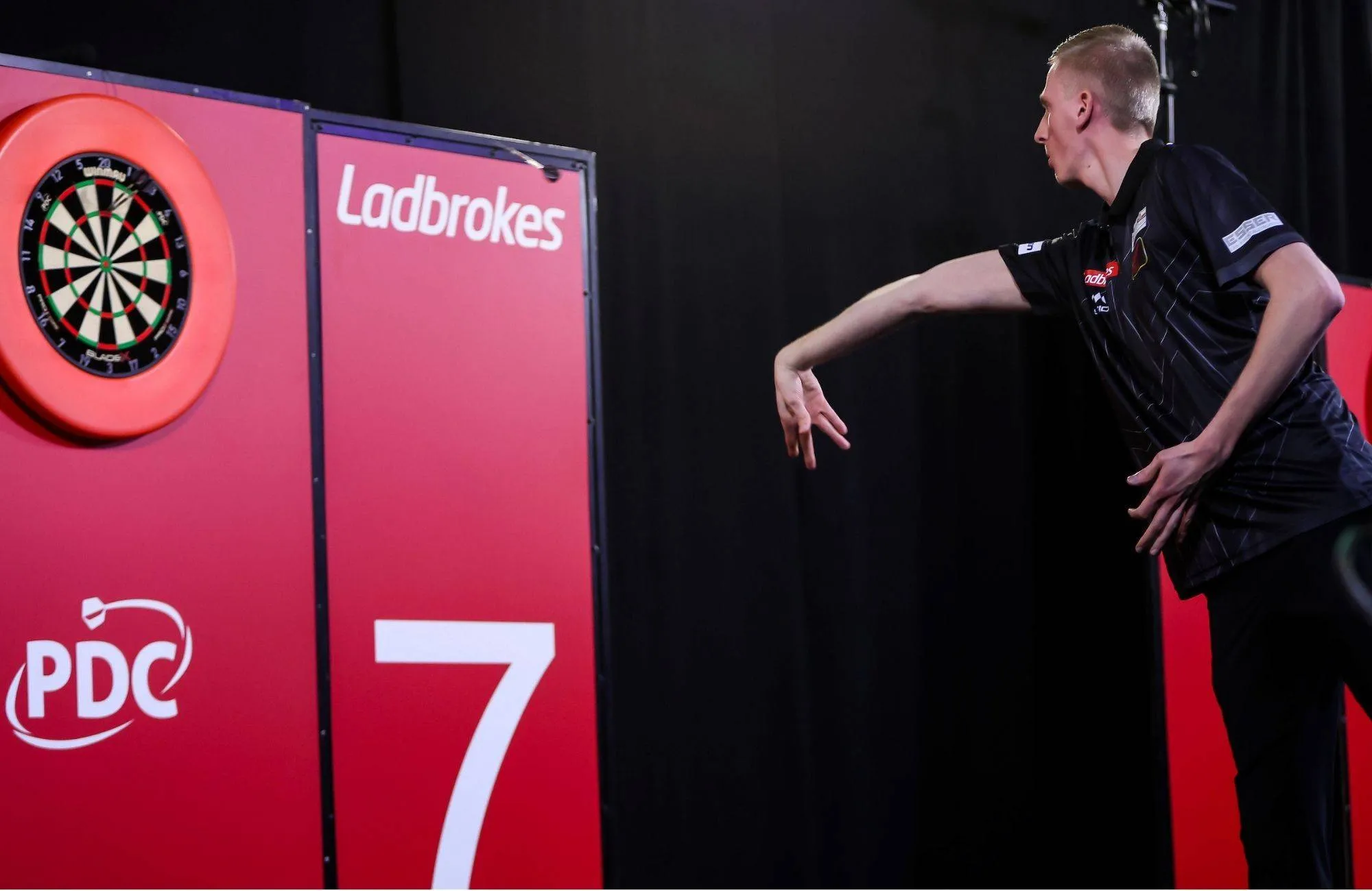 ‘Zal ik niet eerst de wedstrijd winnen?’: opvallend verhaal over Wessel Nijman tijdens UK Open