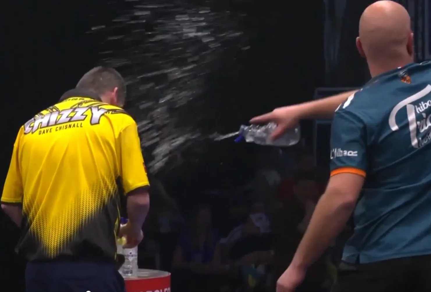 Bizarre beelden van Thibault Tricole die controle verliest en dit flikt bij Dave Chisnall