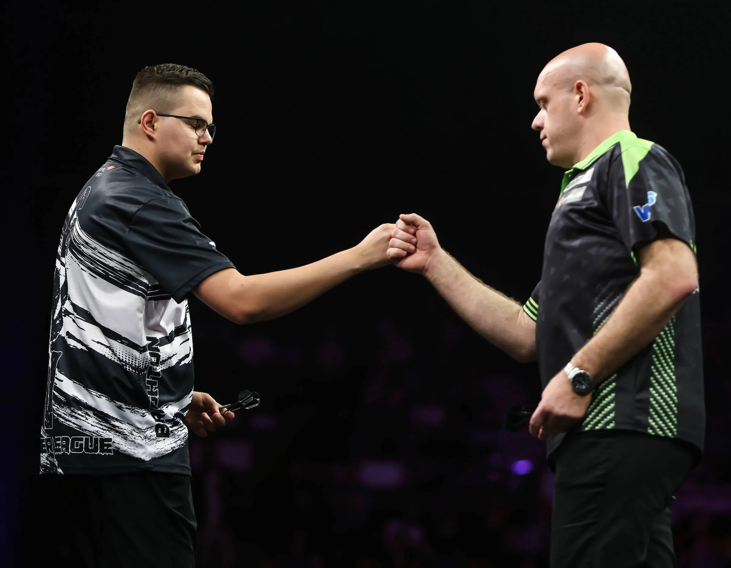 Bunting profiteert van zwakke Littler, Van Gerwen stopt Van Veen in Nederlandse clash