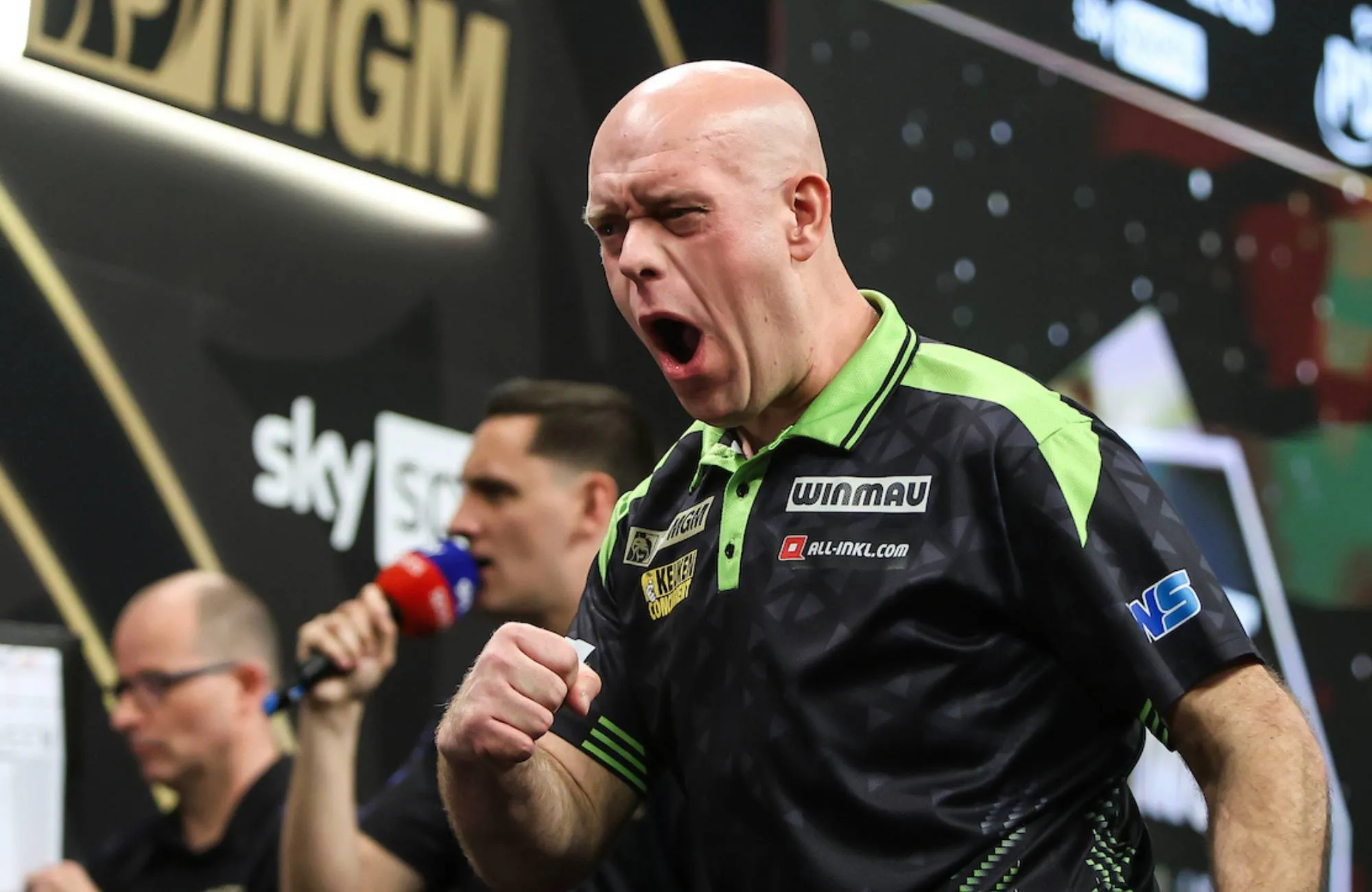 Jonny Clayton en Michael van Gerwen bereiken finale op Premier League-avond in Brighton
