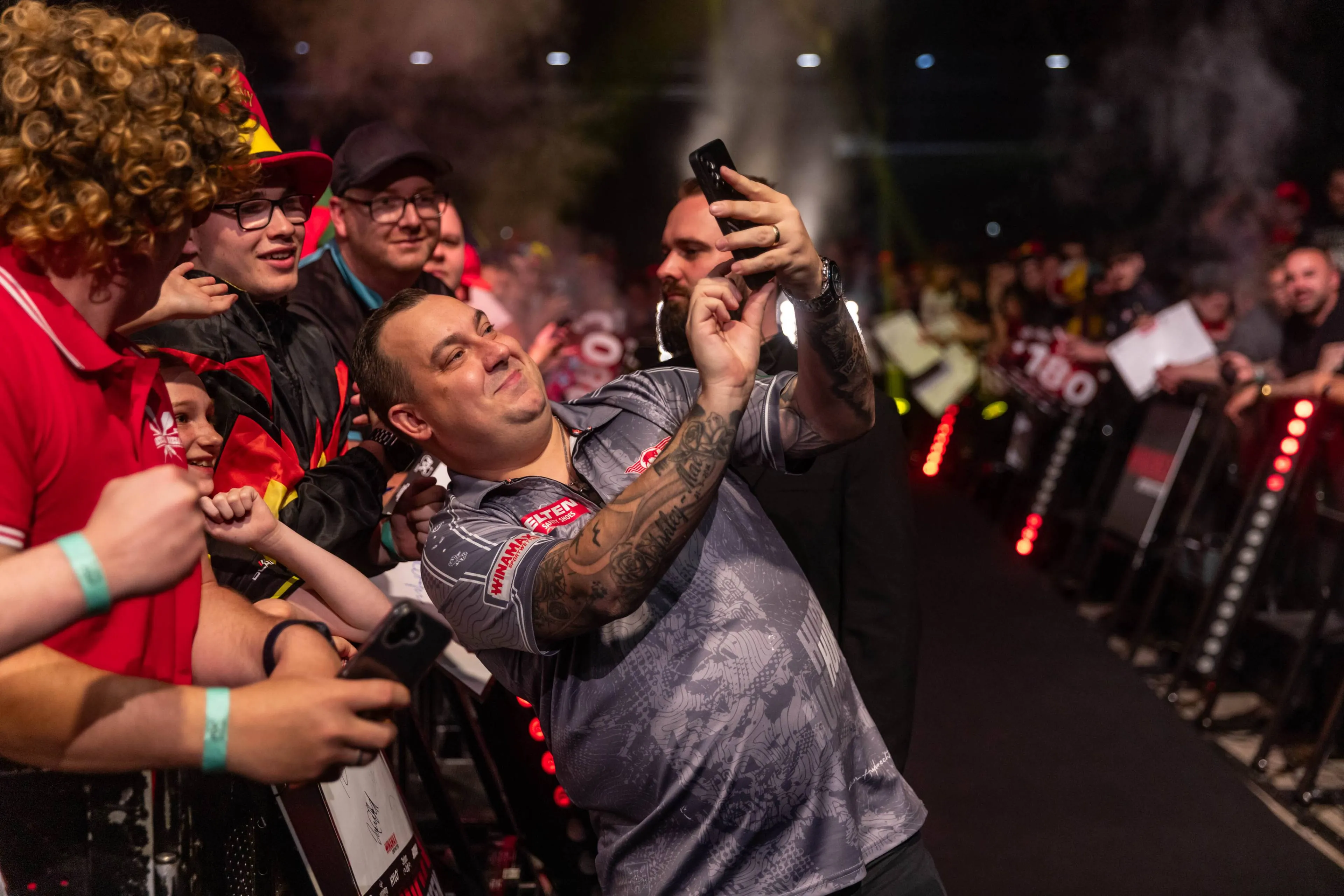 Van Duijvenbode strandt in thriller, Huybrechts wint matige slotpartij op International Darts Open