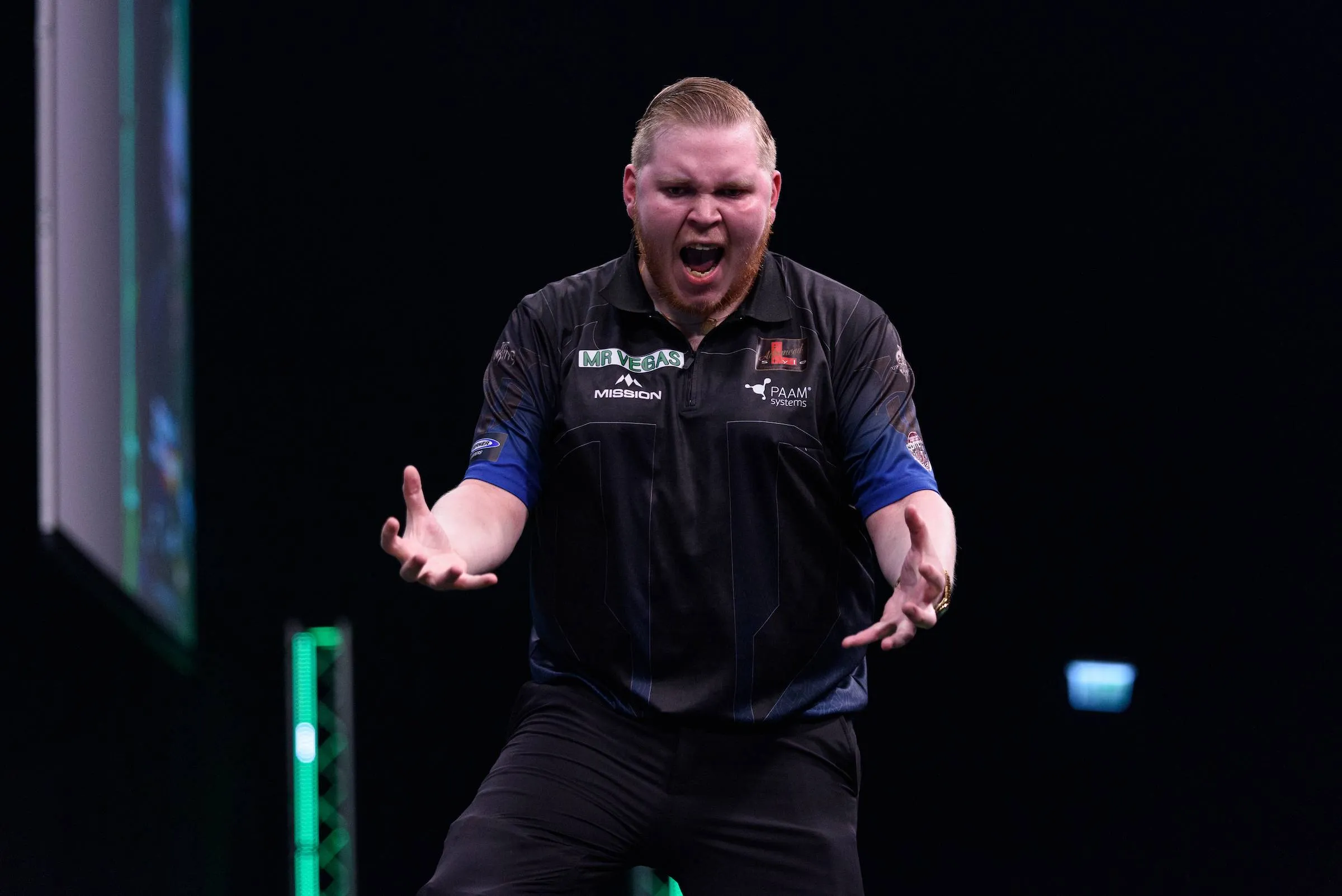 Sensatie in Kopenhagen: titelverdediger Bunting vliegt eruit, Van Gerwen wint ondanks moeizame dubbels