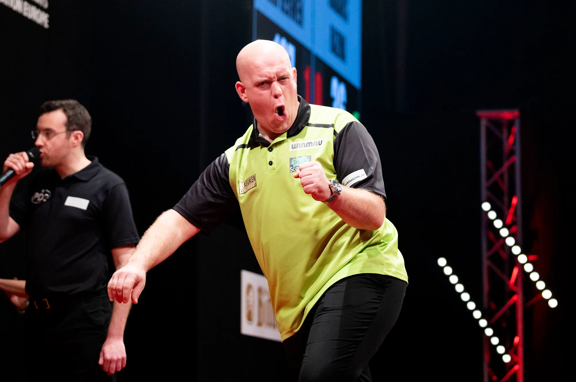 Van Gerwen survives scare against Hamilton, set to face Wade in Quarter-Finals after brilliant Aspinall win