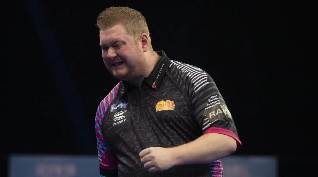 Evans produces comeback to defeat Warren, Humphries survives match dart to defeat Pipe in decider