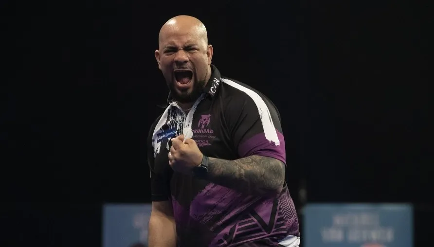 Petersen sets up Anderson clash with straight sets win over Lowe