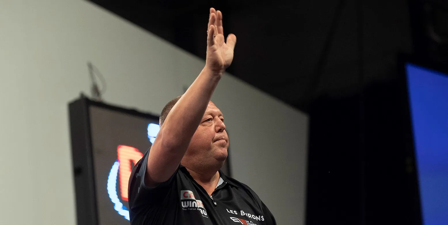 King reels off nine consecutive legs to down Joyce and reach PDC World Darts Championship third round