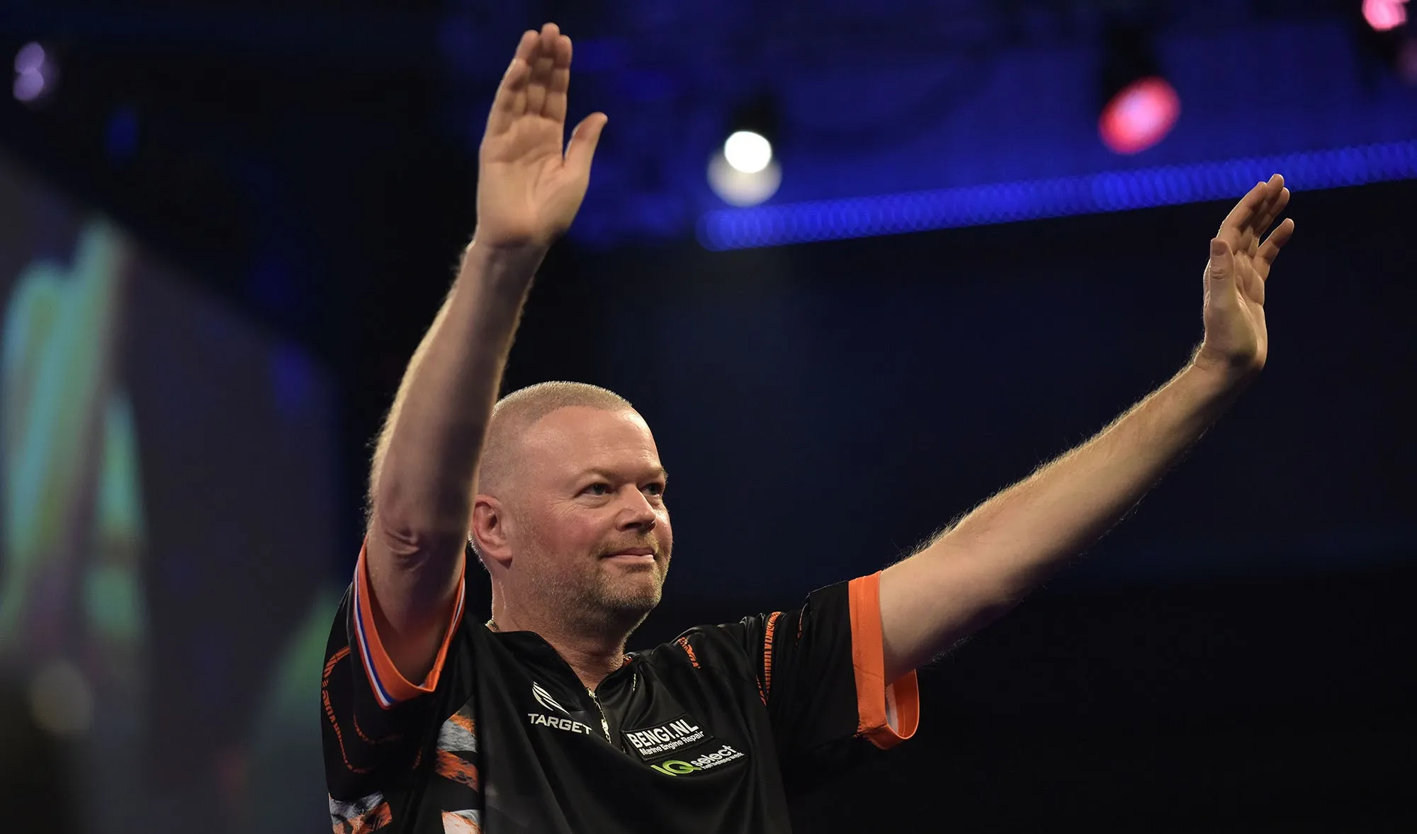 Van Barneveld edges past in-form Chisnall in scrappy tie, Cullen eases past Edhouse at Grand Slam of Darts
