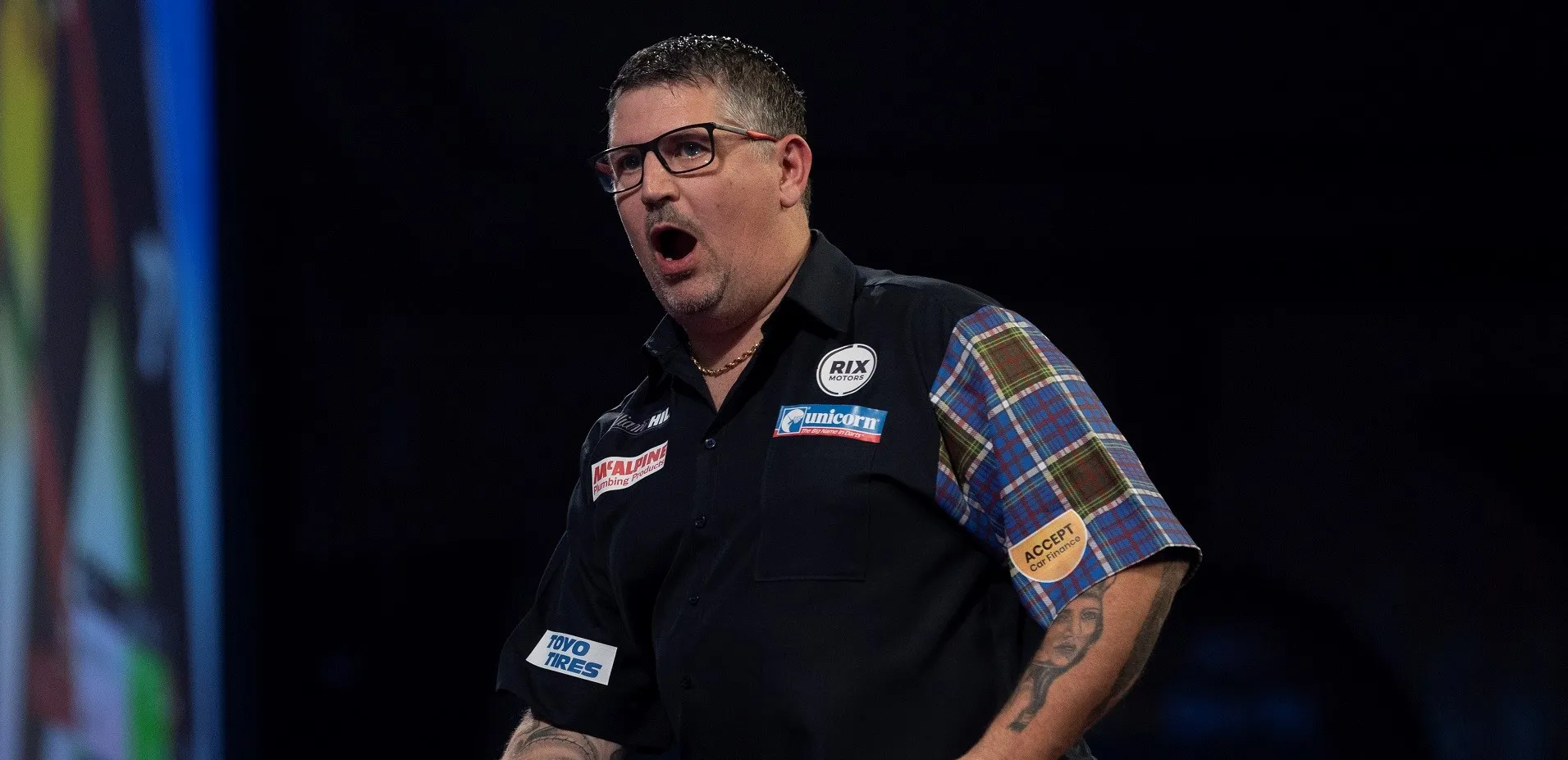 Anderson completes comeback to down White at PDC World Darts Championship