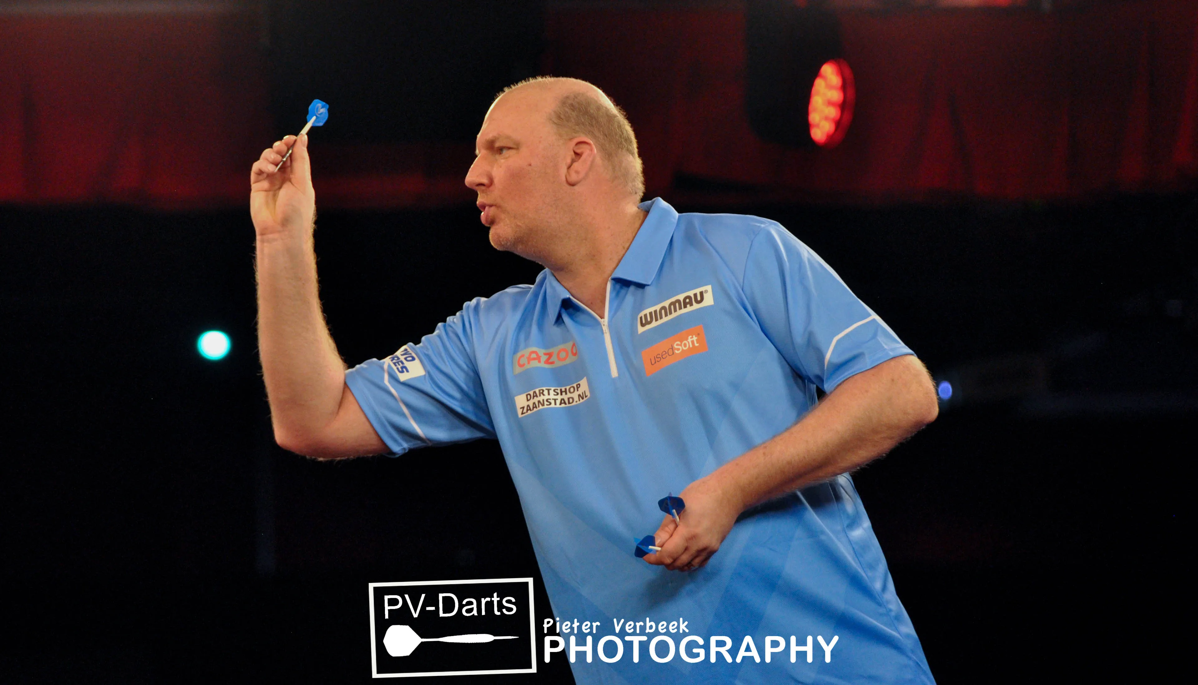Home hero Van der Voort dumps out Price, Wade comfortably moves past De Zwaan