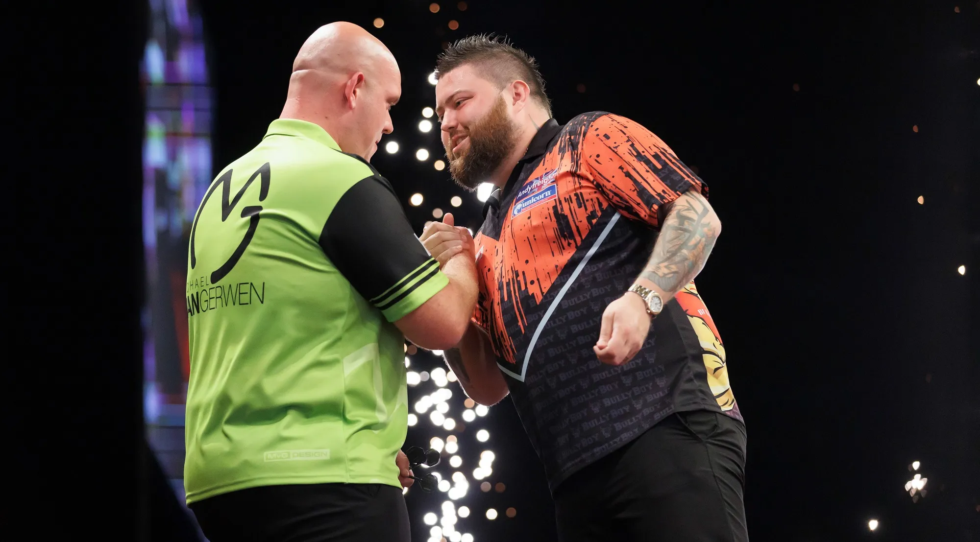 Smith narrowly survives Van Gerwen comeback, set to face Clayton in opening Premier League Darts London semi-final