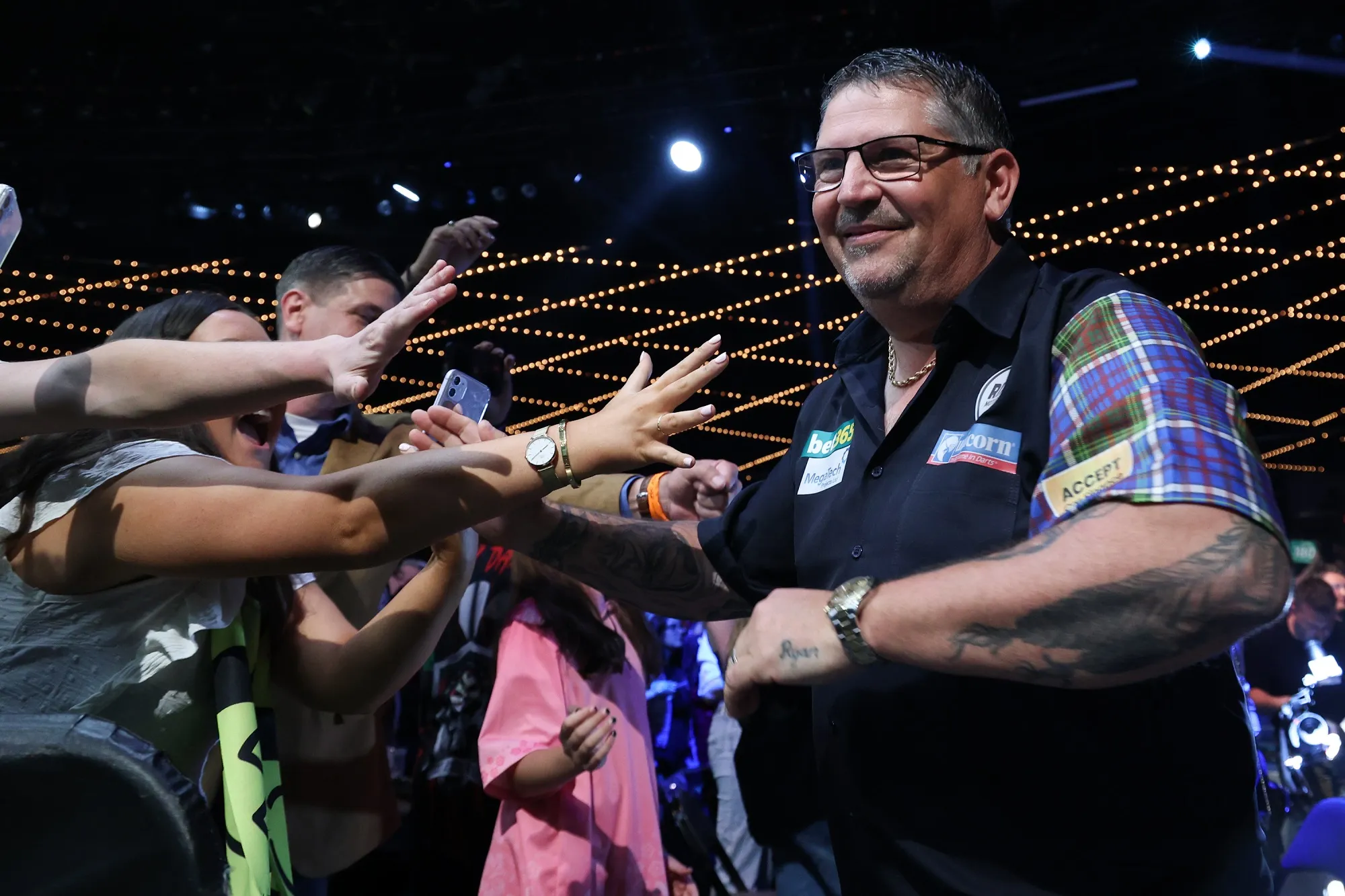 Anderson survives Larsson scare, Van den Bergh superb in whitewash win as Nordic Darts Masters begins