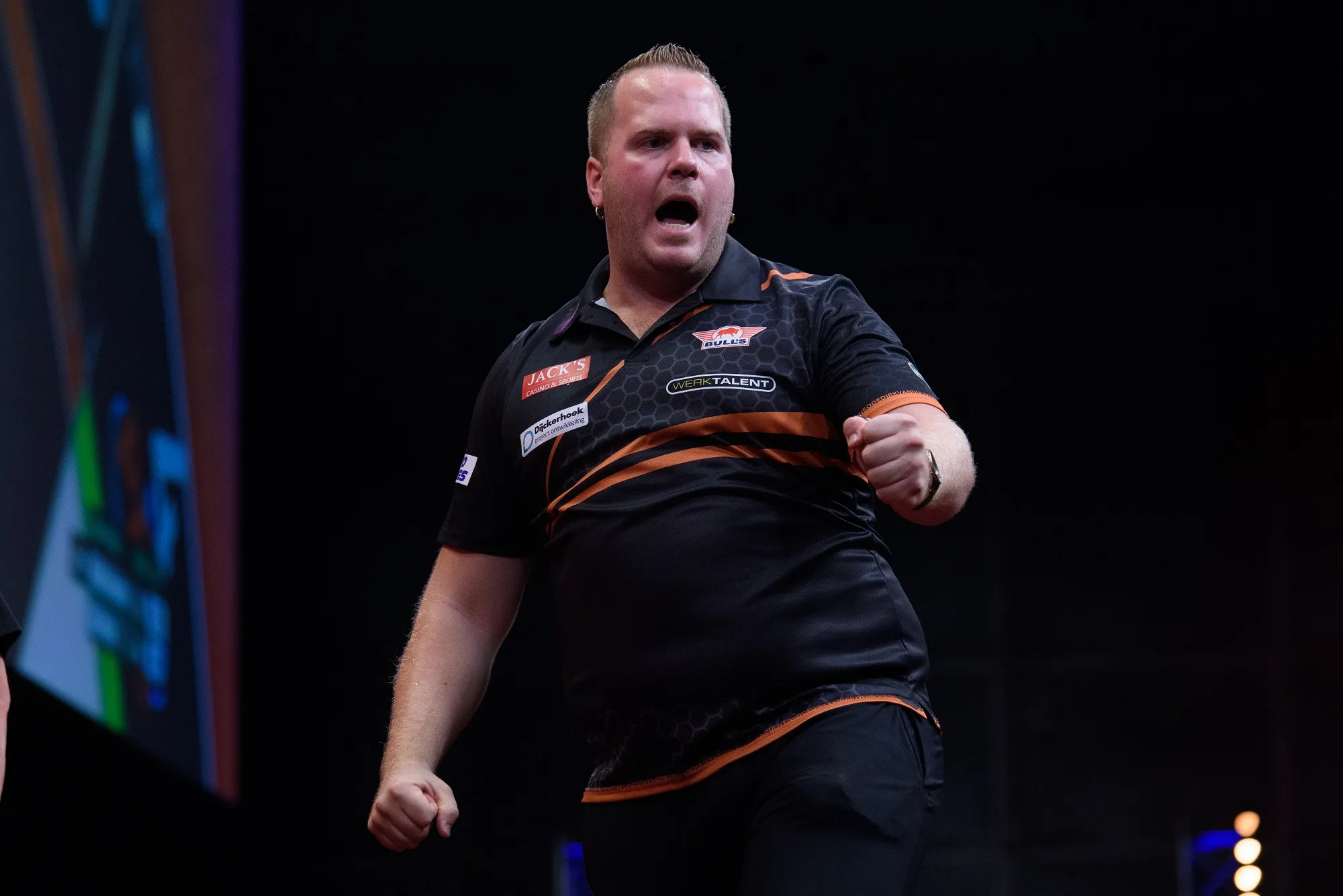 Dirk dazzles as Van Duijvenbode surges past Razma, Searle survives match dart in thrilling deciding leg win over Lukeman
