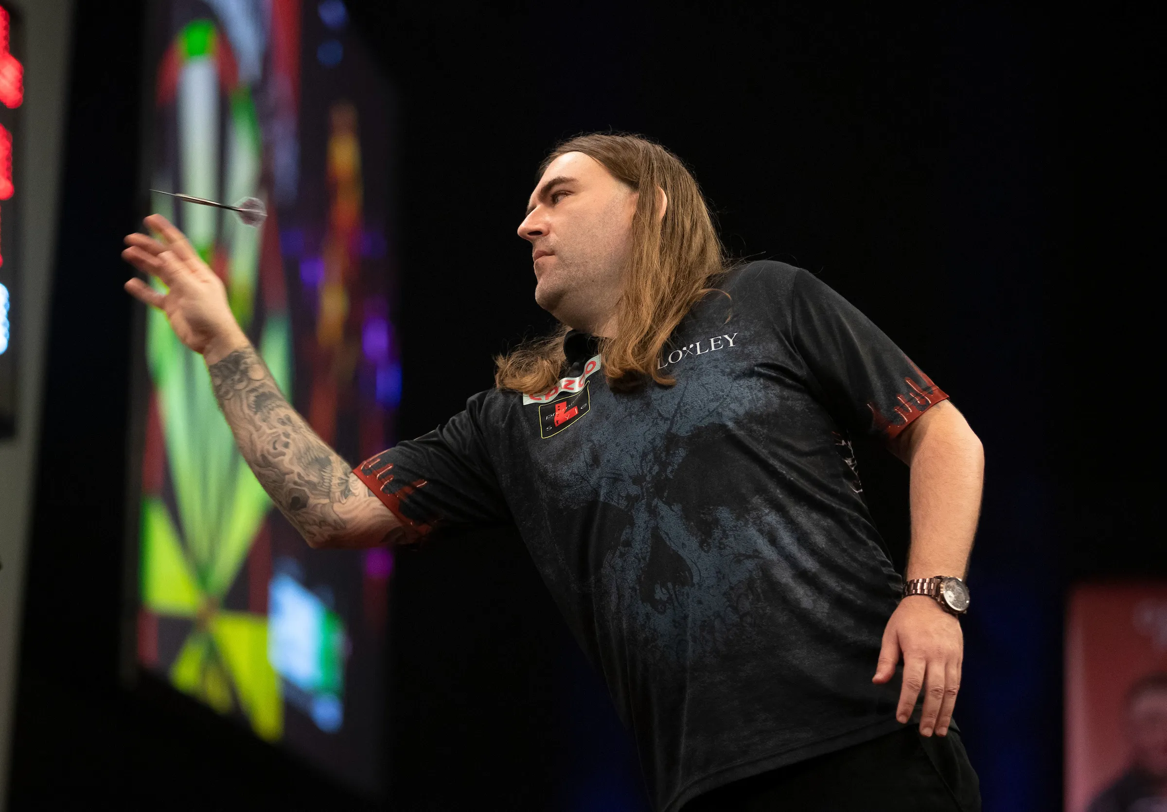 Searle survives late resolve from Gawlas to seal straight sets win at PDC World Darts Championship