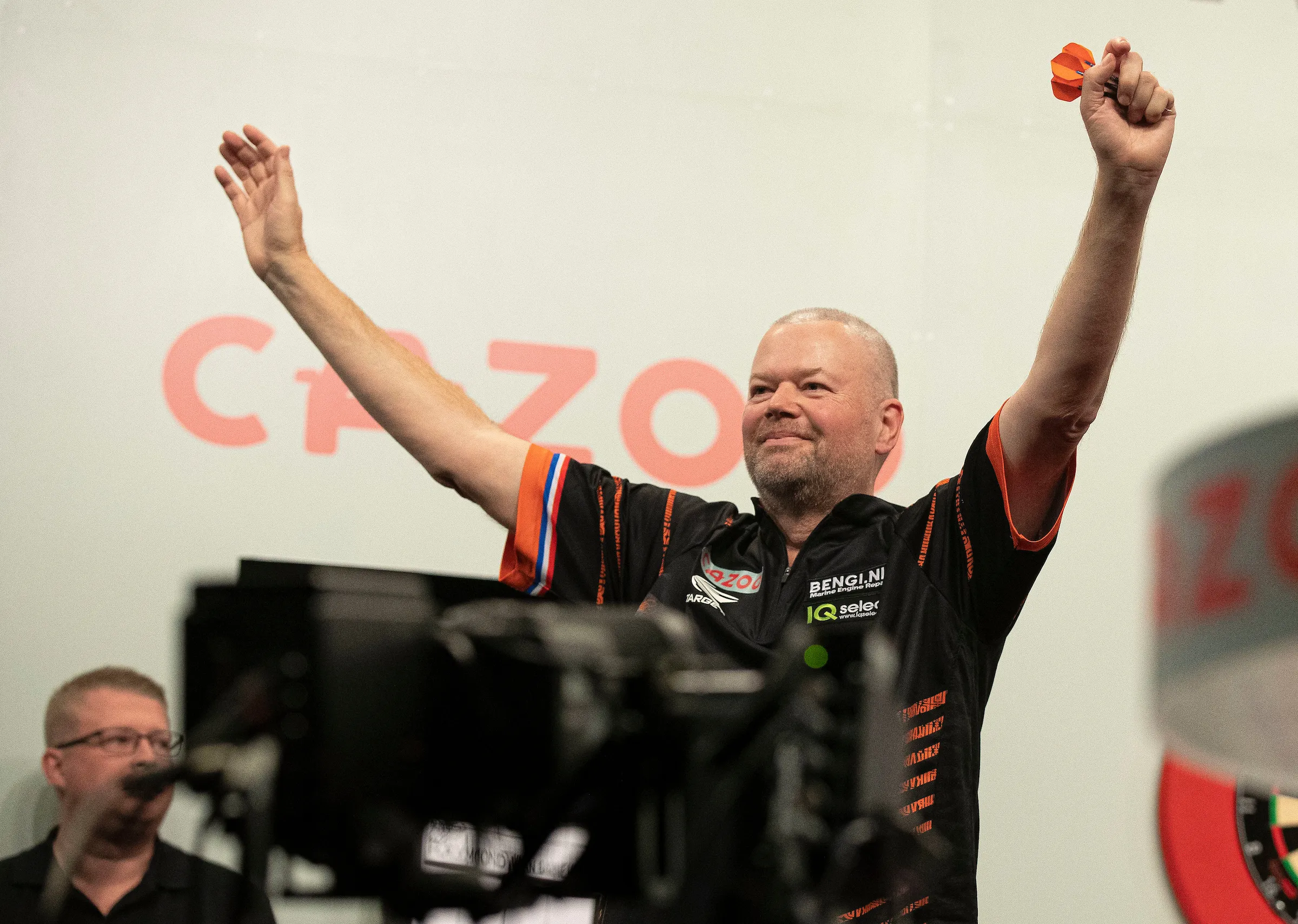 Van Barneveld reveals text messages of encouragement from former rival Taylor: "He's behind me and that gives me an incredible feeling"