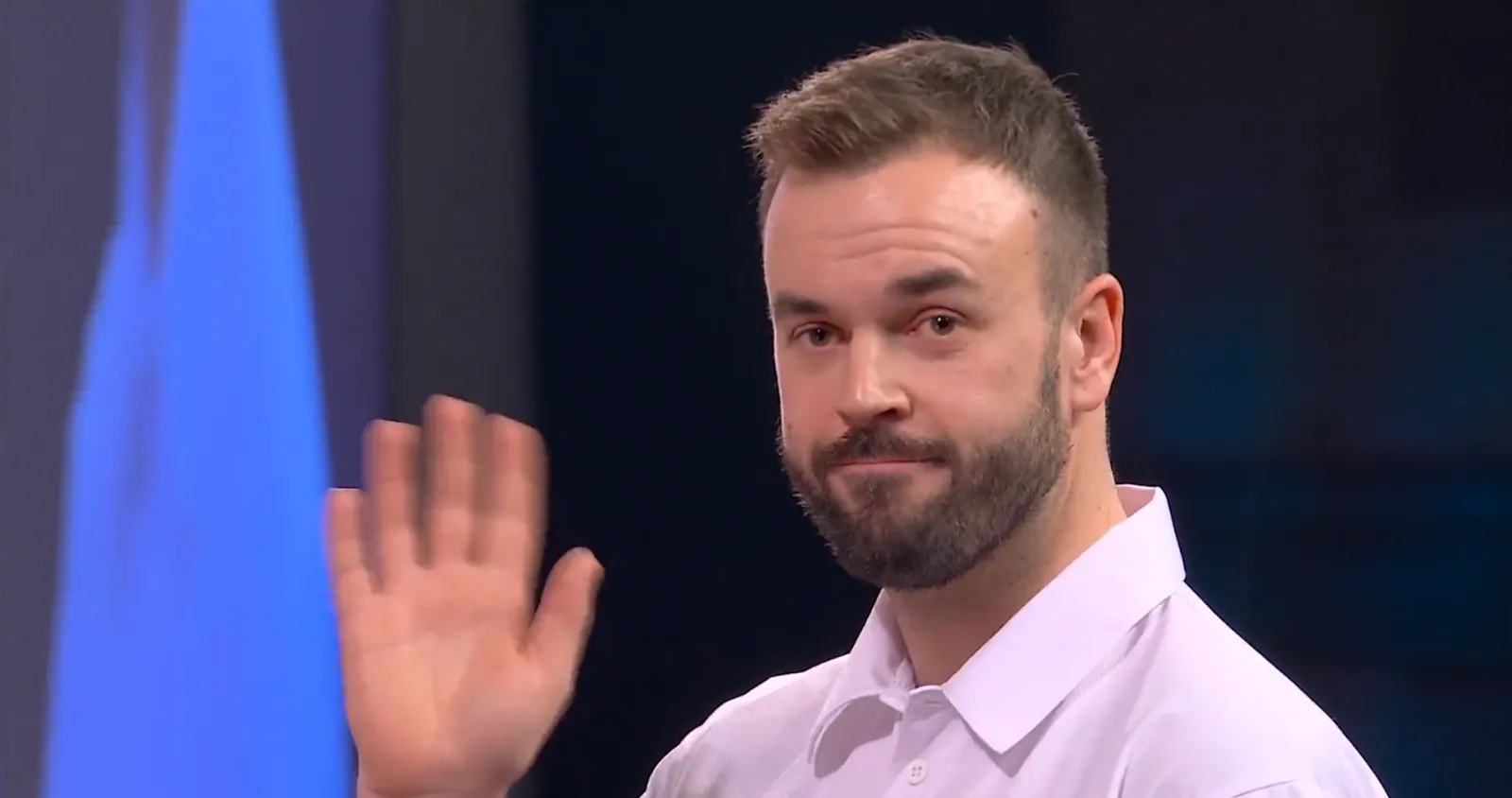 VIDEO: Ross Smith waves Van Duijvenbode off the stage after set win
