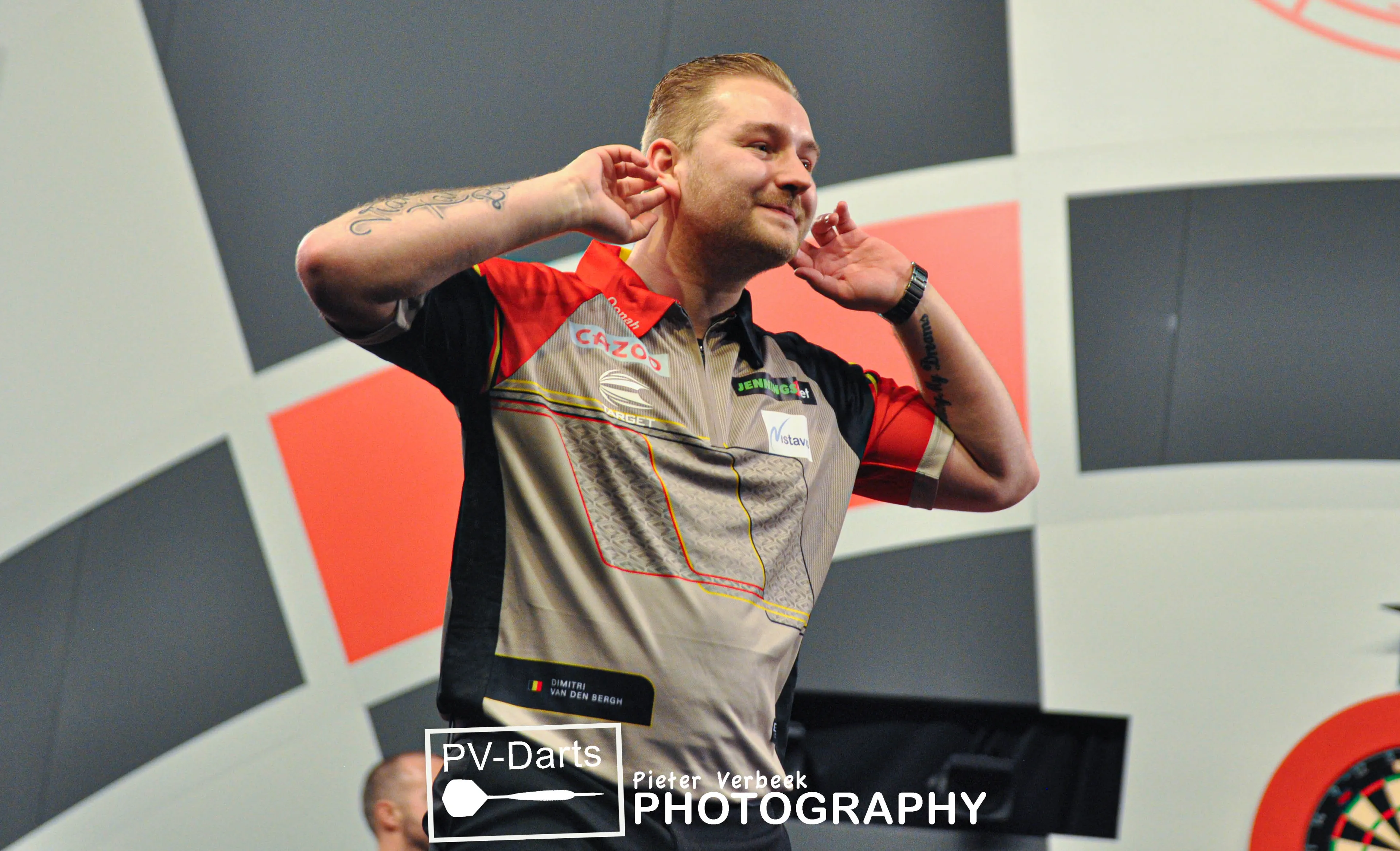 Van den Bergh first into fourth round at 2022/23 PDC World Darts Championship, eases past Ratajski