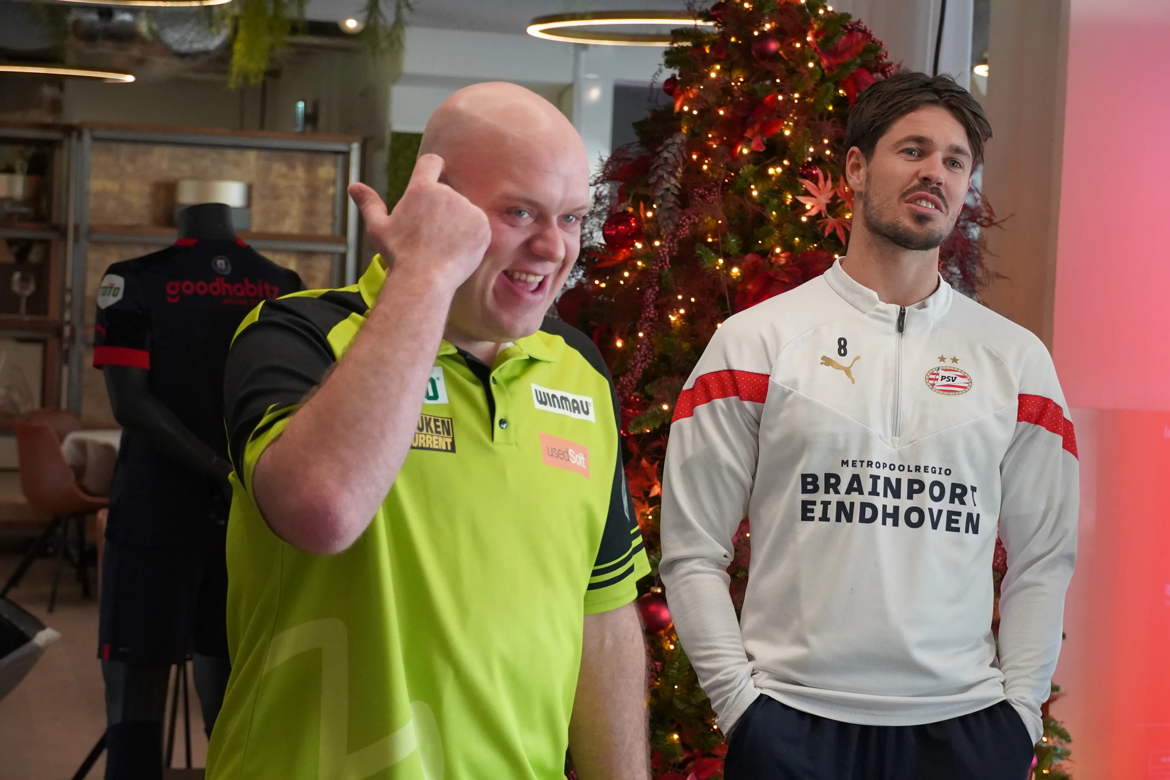 Van Gerwen takes on players and supporters of PSV: "He beat us with one dart too"