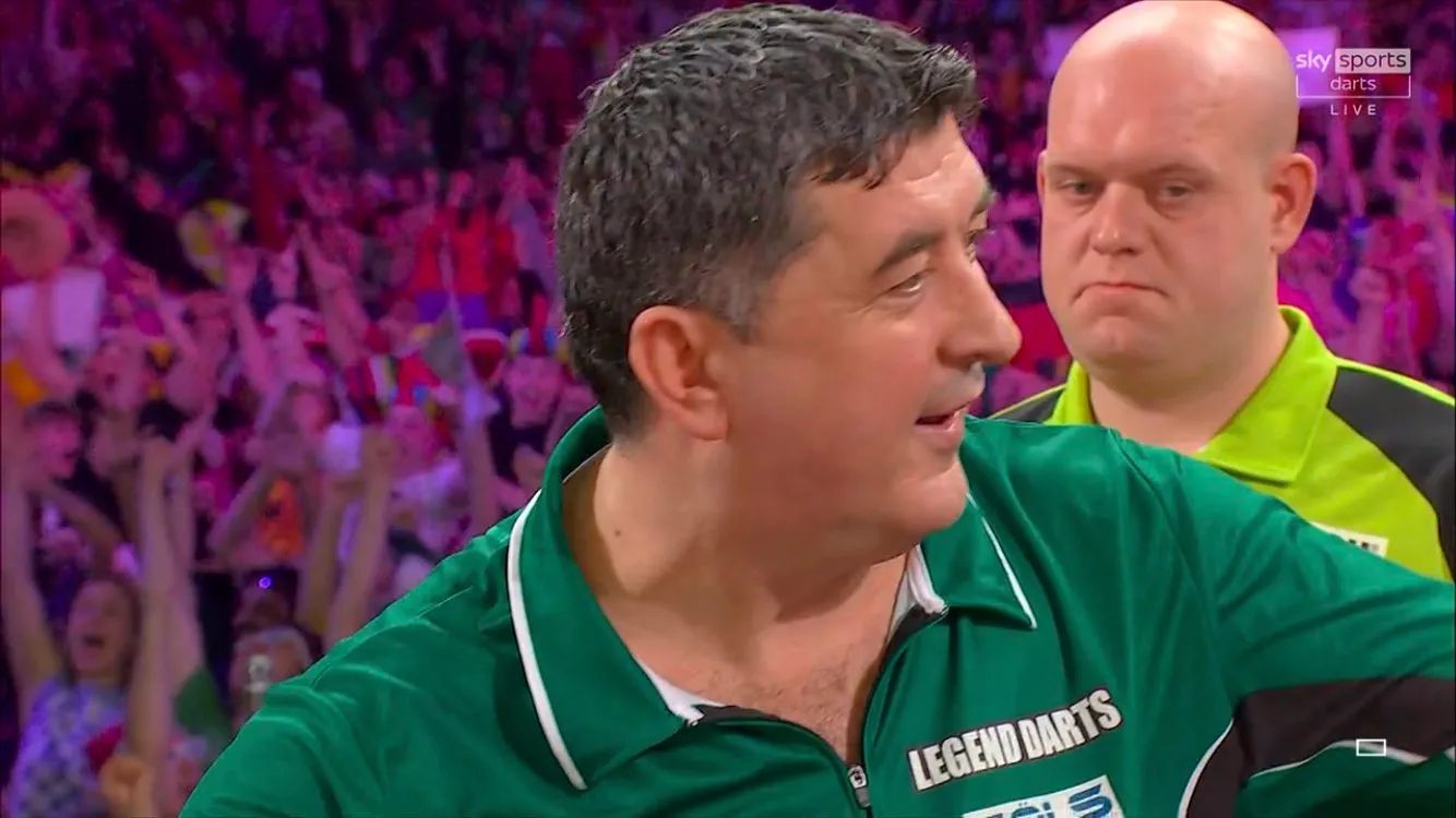 (VIDEO) Karma for Van Gerwen after declining dart at bullseye as Suljovic hits back with breathtaking 161 checkout