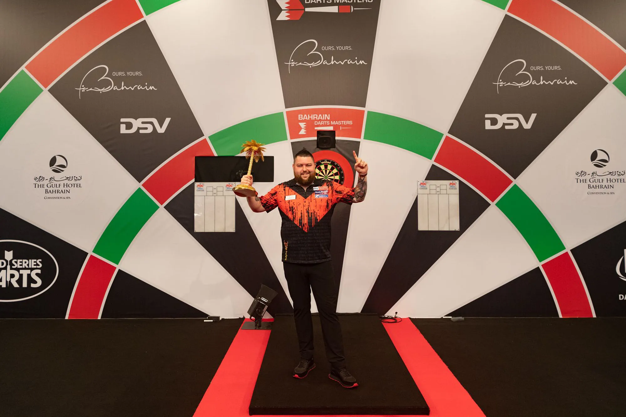 "My wife told me to bring this trophy back, and I've finally got it": Smith achieves goal with Bahrain Darts Masters win