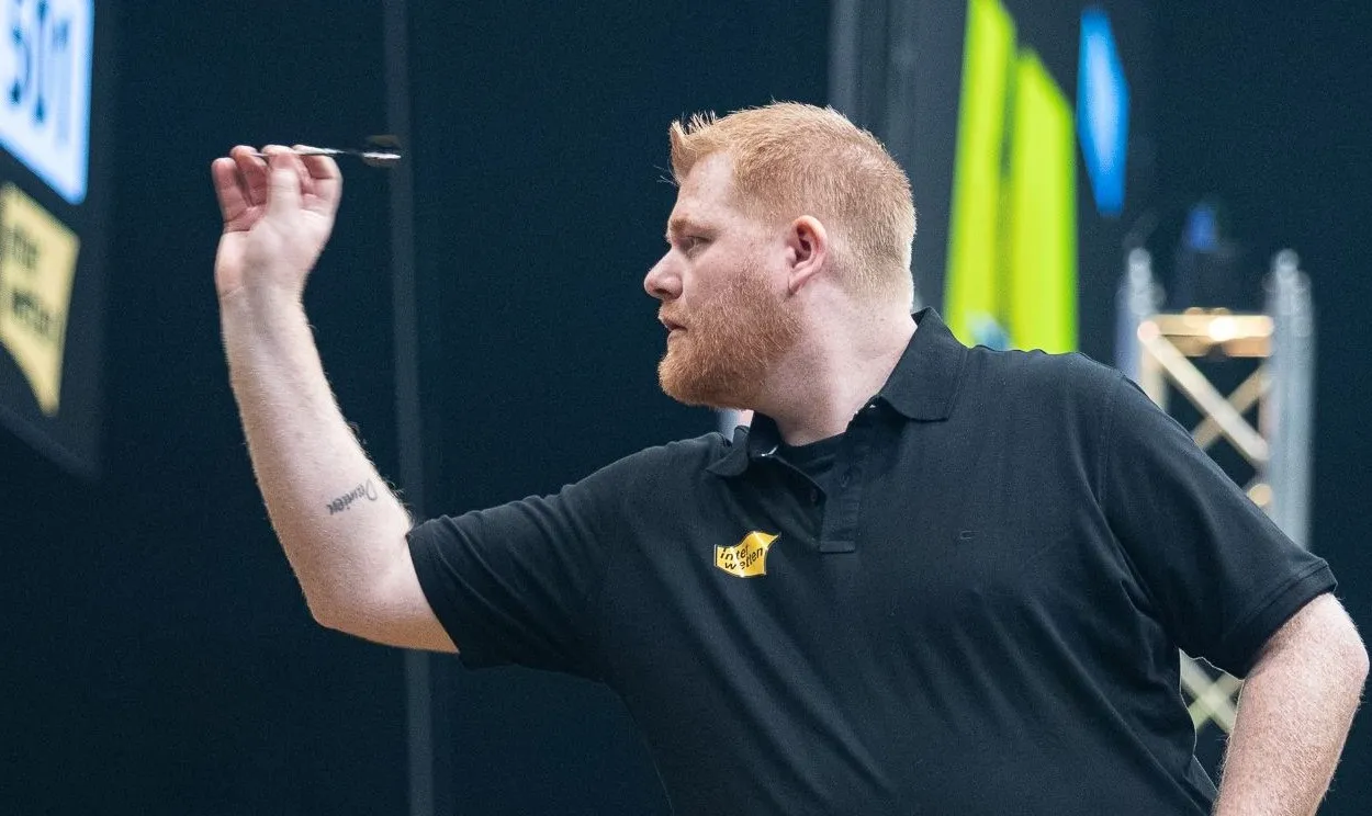 Campbell wins match on European Tour with darts of his manager after losing suitcase