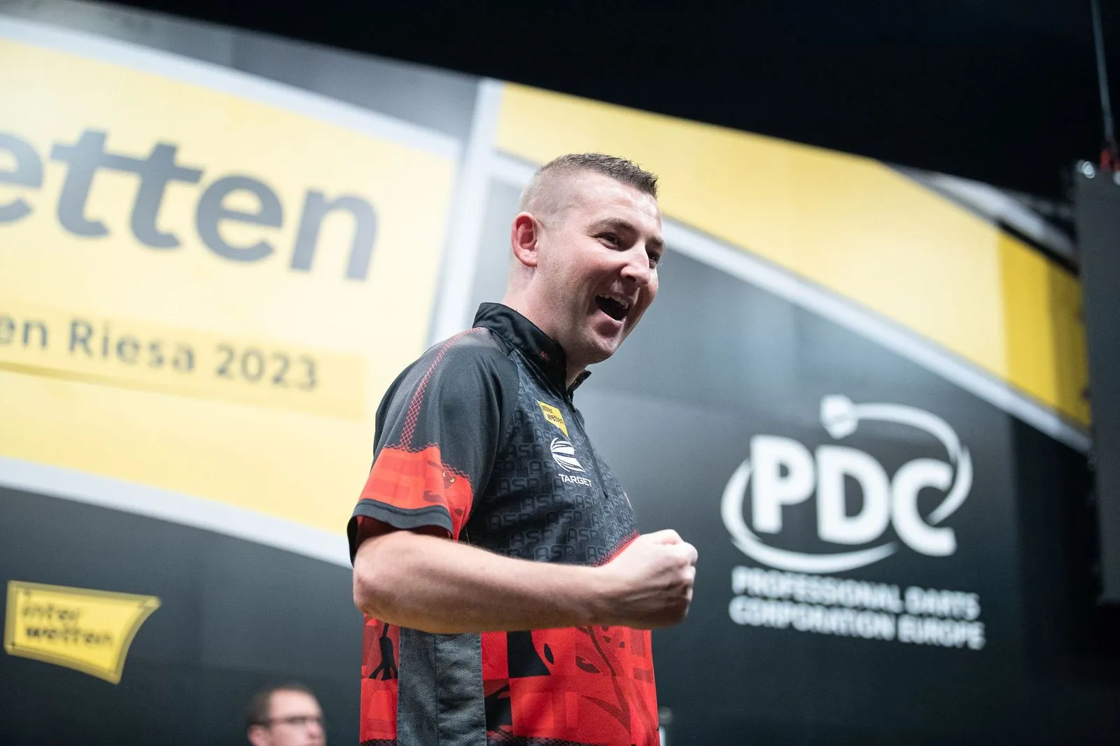 Wins for Aspinall and De Sousa close out the Sunday afternoon session at the German Darts Grand Prix