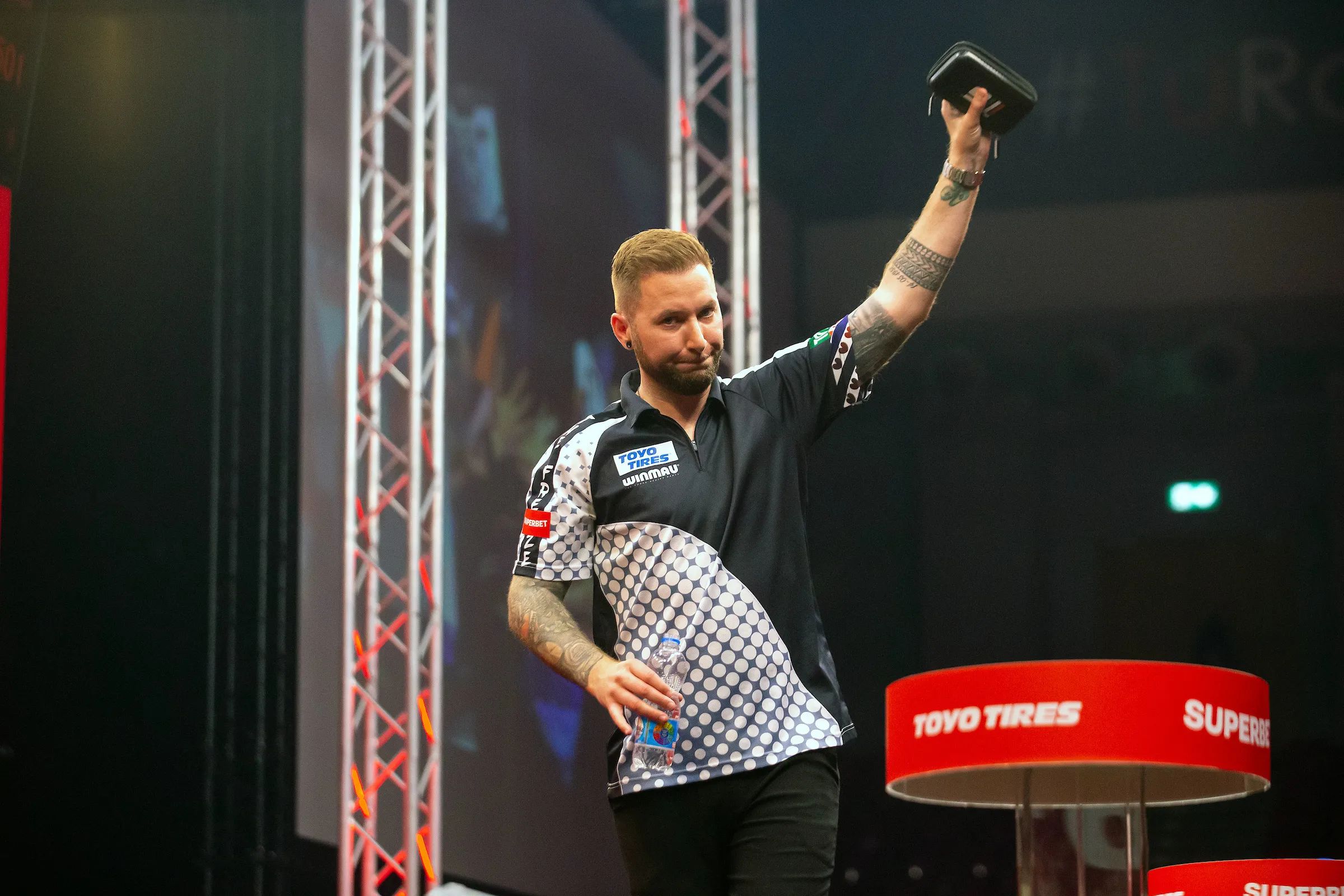 Noppert survives scrappy Schindler tie to advance at World Matchplay