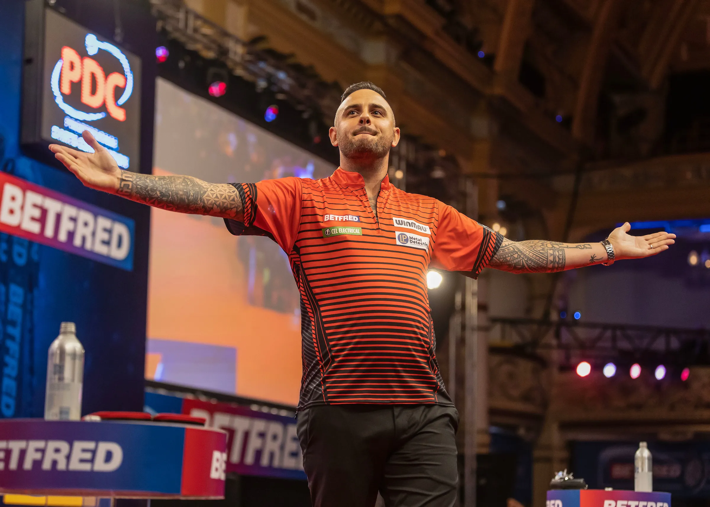 Cullen holds off Gurney fightback to reach first World Matchplay semi-final