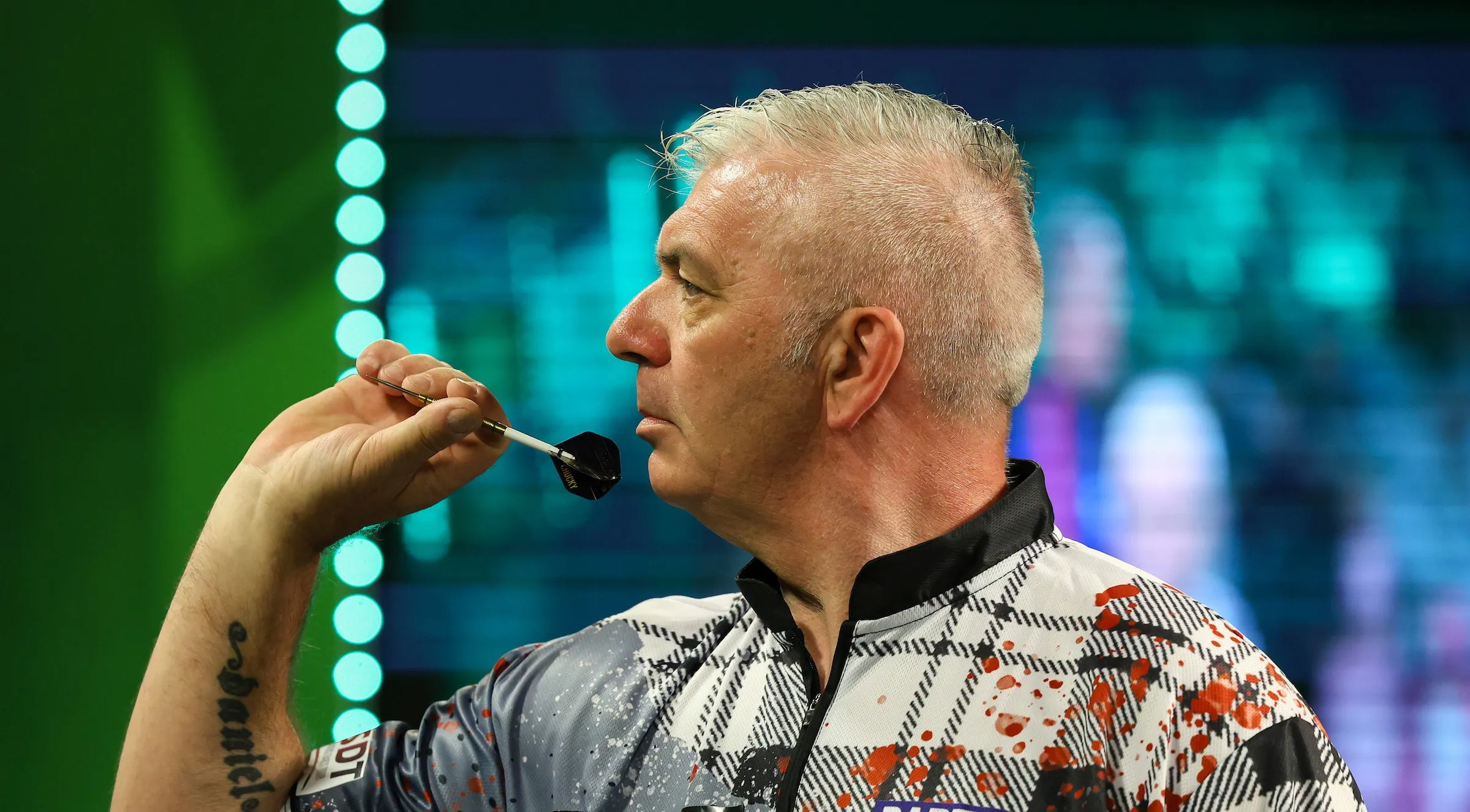 Duff and McEwan into the semi-finals after epic victories over Howson and Painter at the World Seniors Darts Matchplay
