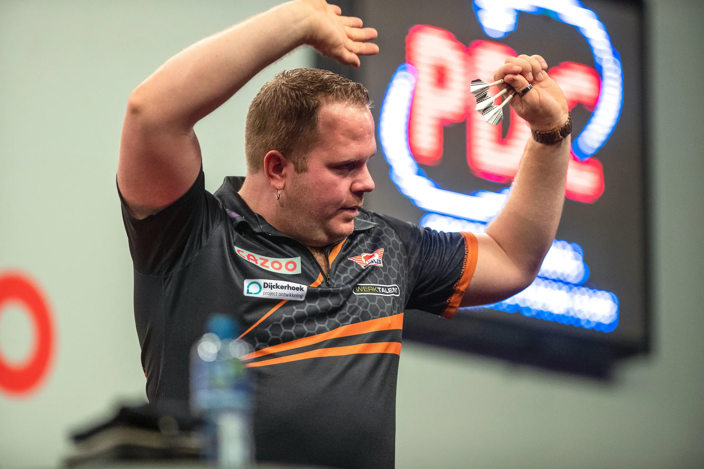 Shoulder injury forces Dirk van Duijvenbode to sleep alone in attic: "I need to get rid of this"