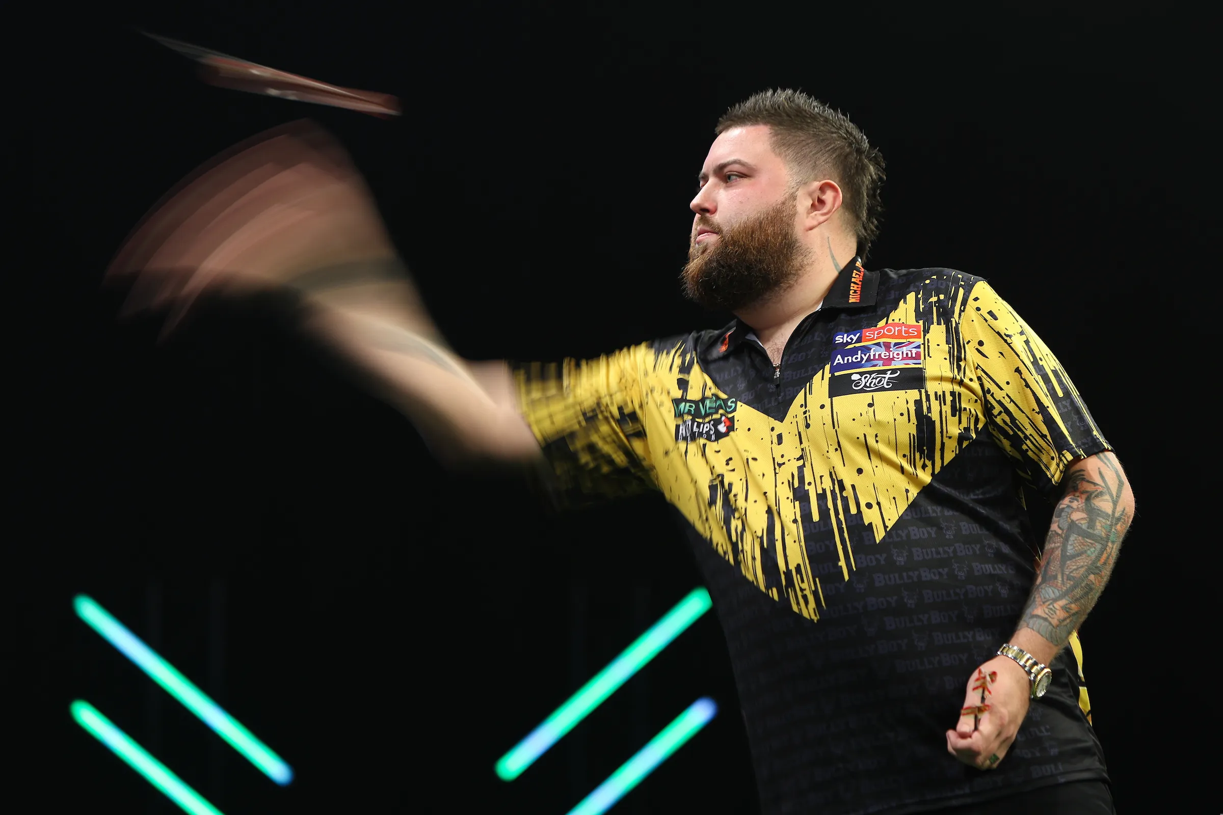 Michael Smith throws home nine darter against Nathan Aspinall