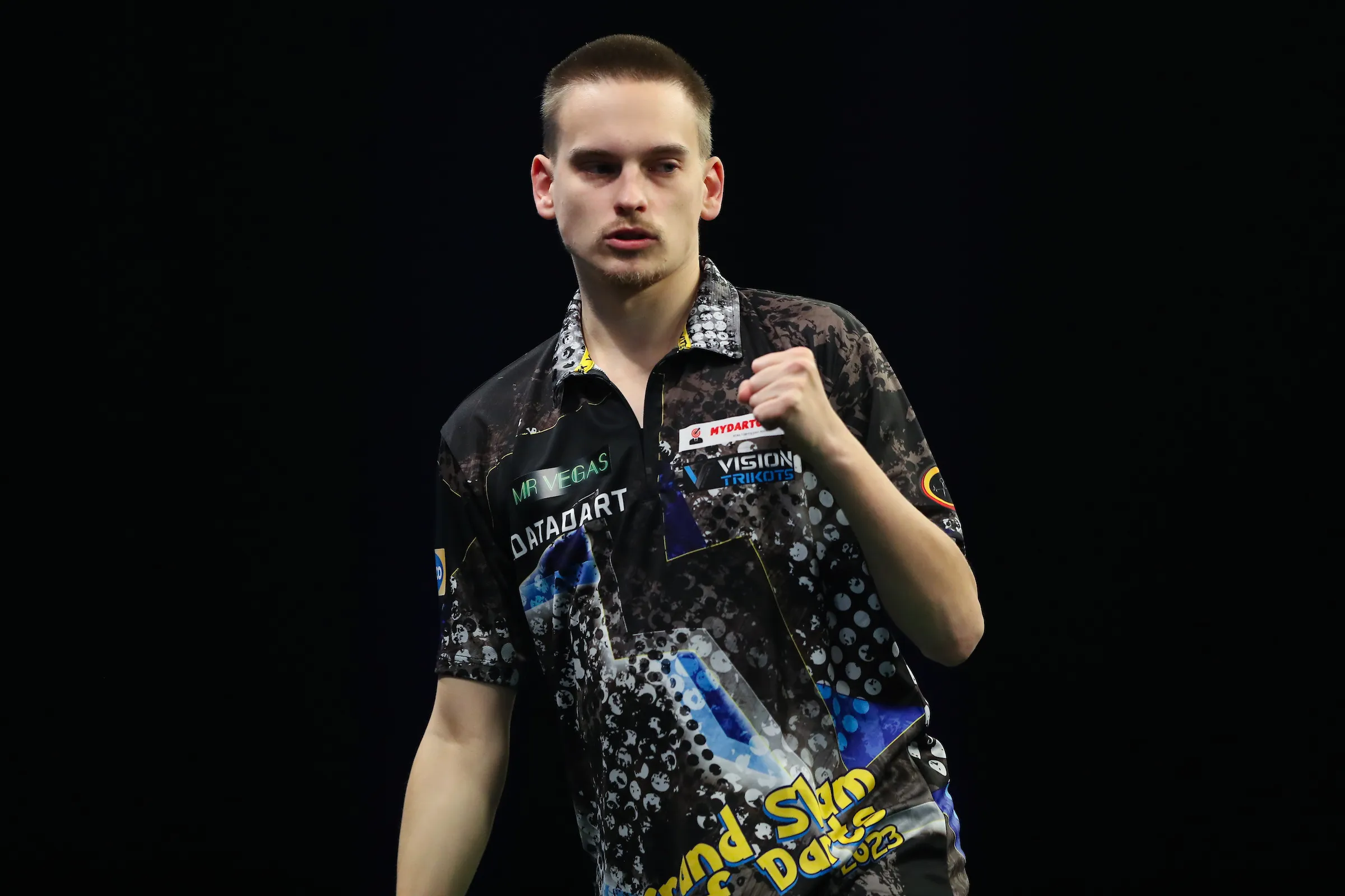 Ricardo Pietreczko ends female hopes at the World Darts Championships with comfortable straight-sets win over Mikuru Suzuki