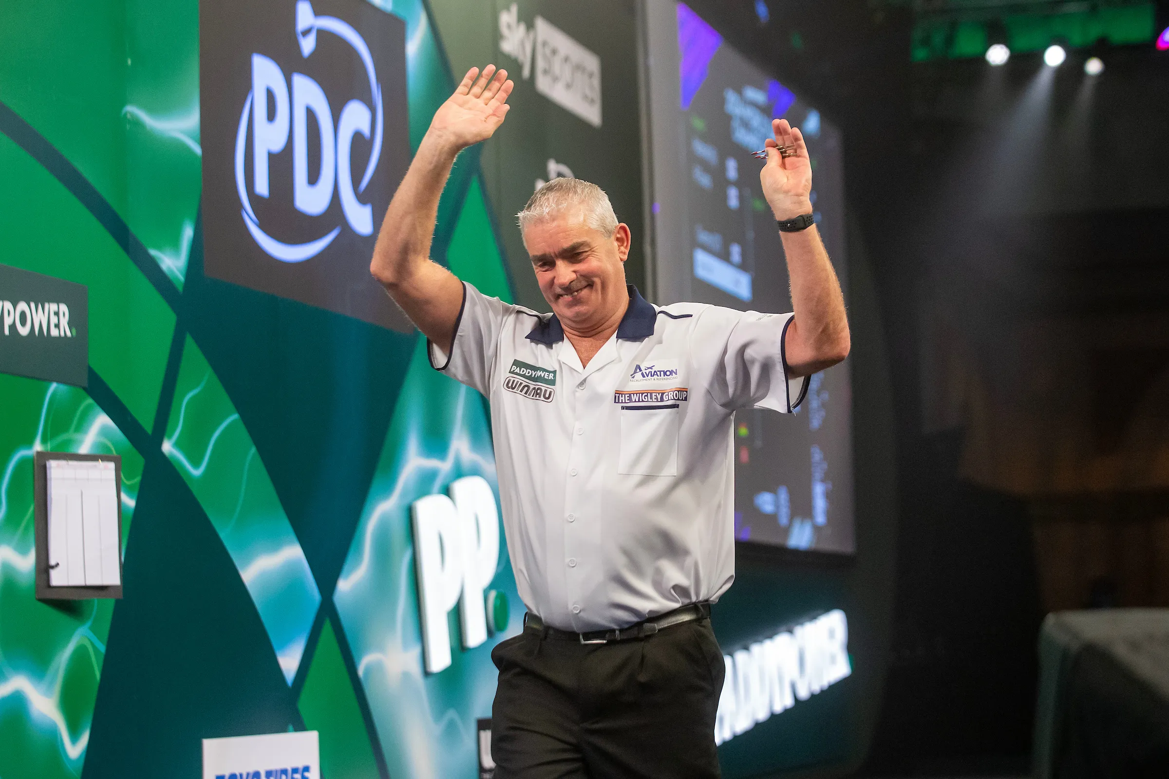 Top pros mark Steve Beaton's final Pro Tour in style with 'Bronzed Adonis' fancy dress