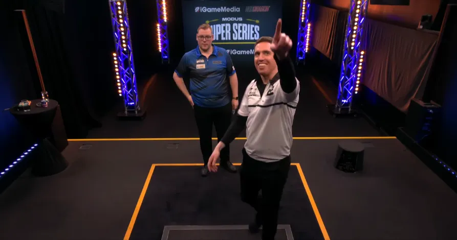 VIDEO: Fly disrupts warm-up at MODUS Super Series