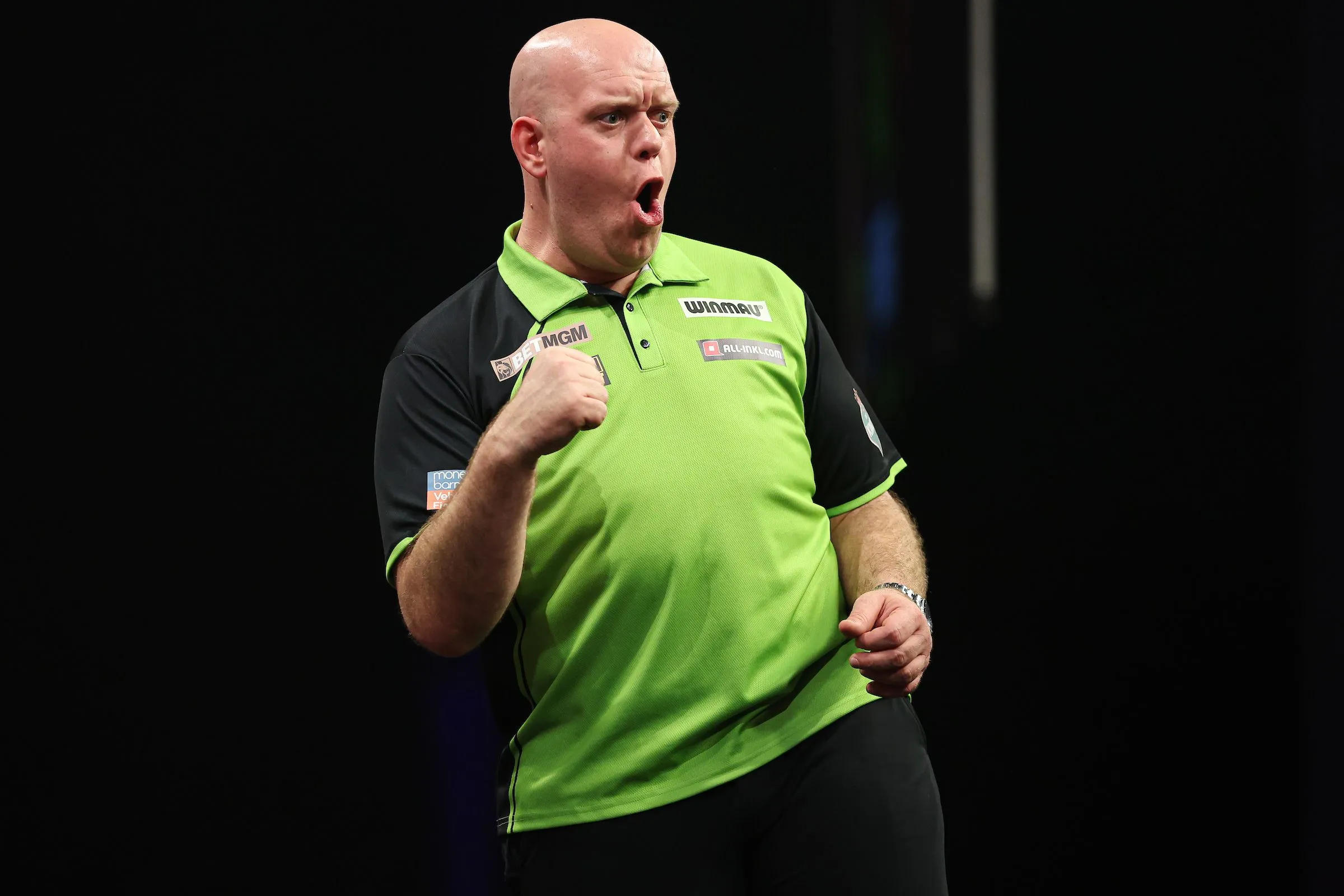Michael van Gerwen and Peter Wright through trouble-free to quarter-finals at Poland Darts Masters