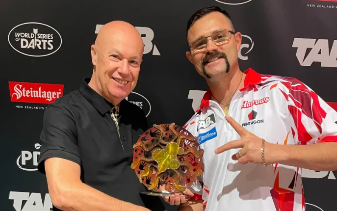 Damon Heta receives Kyle Anderson Trophy after New Zealand Darts Masters