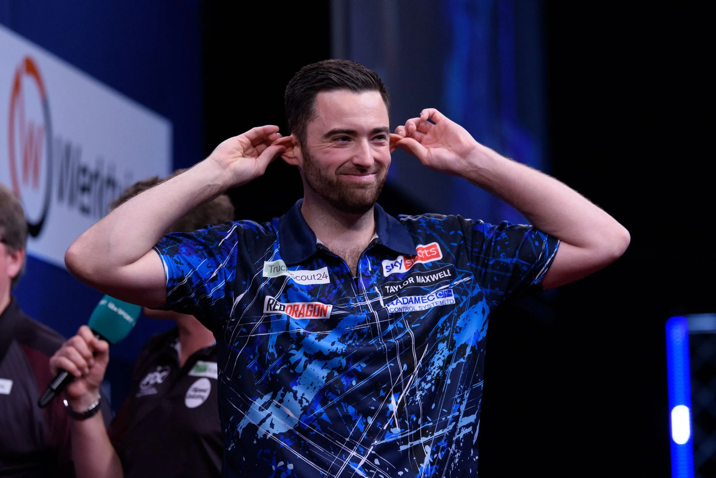 Lethal Luke Humphries crushes Clayton to race into European Championship quarterfinals