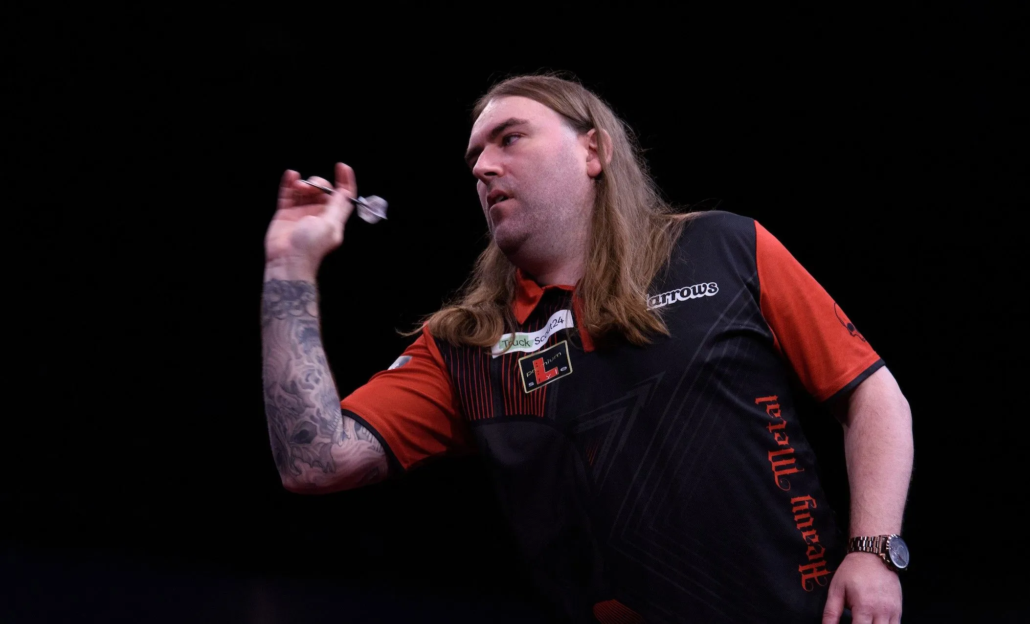 Rampant Ryan Searle races into 3rd round, losing just one leg in victory of Matt Campbell at World Darts Championship