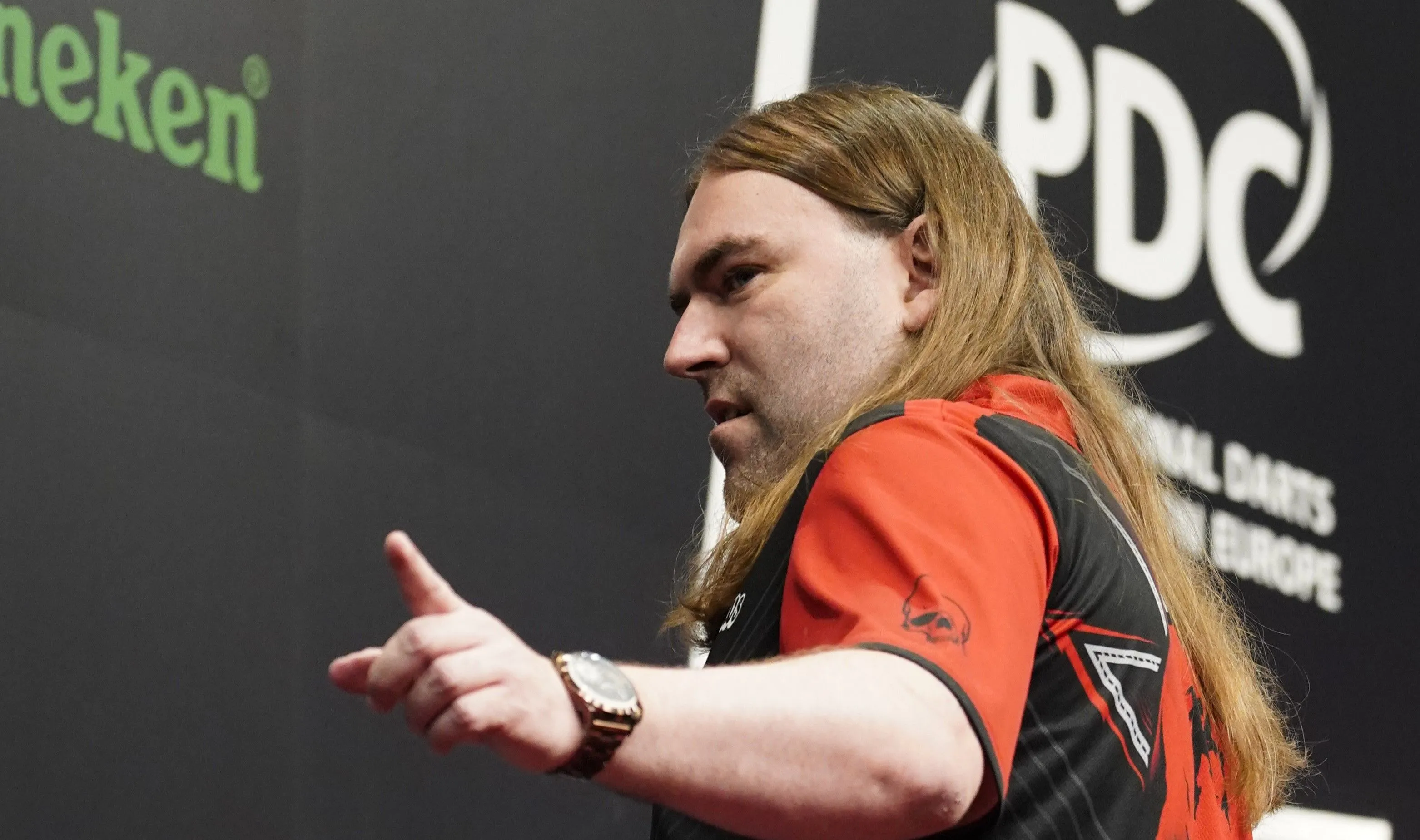 (LIVEBLOG) Follow Friday night at Winmau World Masters 2025 here: Another big name falls as Searle downs Dobey