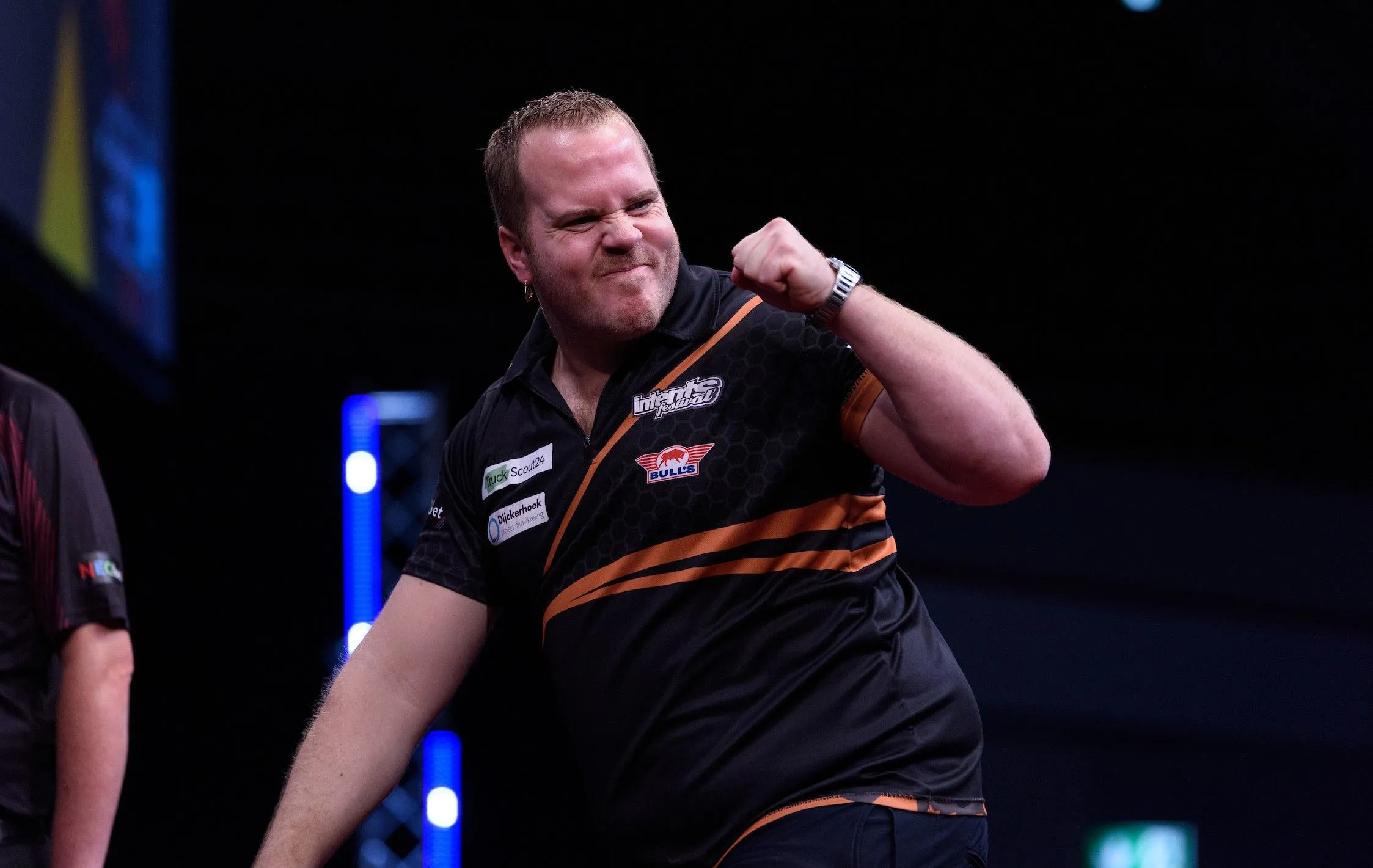 Dirk van Duijvenbode and Mike de Decker race into quarterfinals at Players Championship Finals 2024
