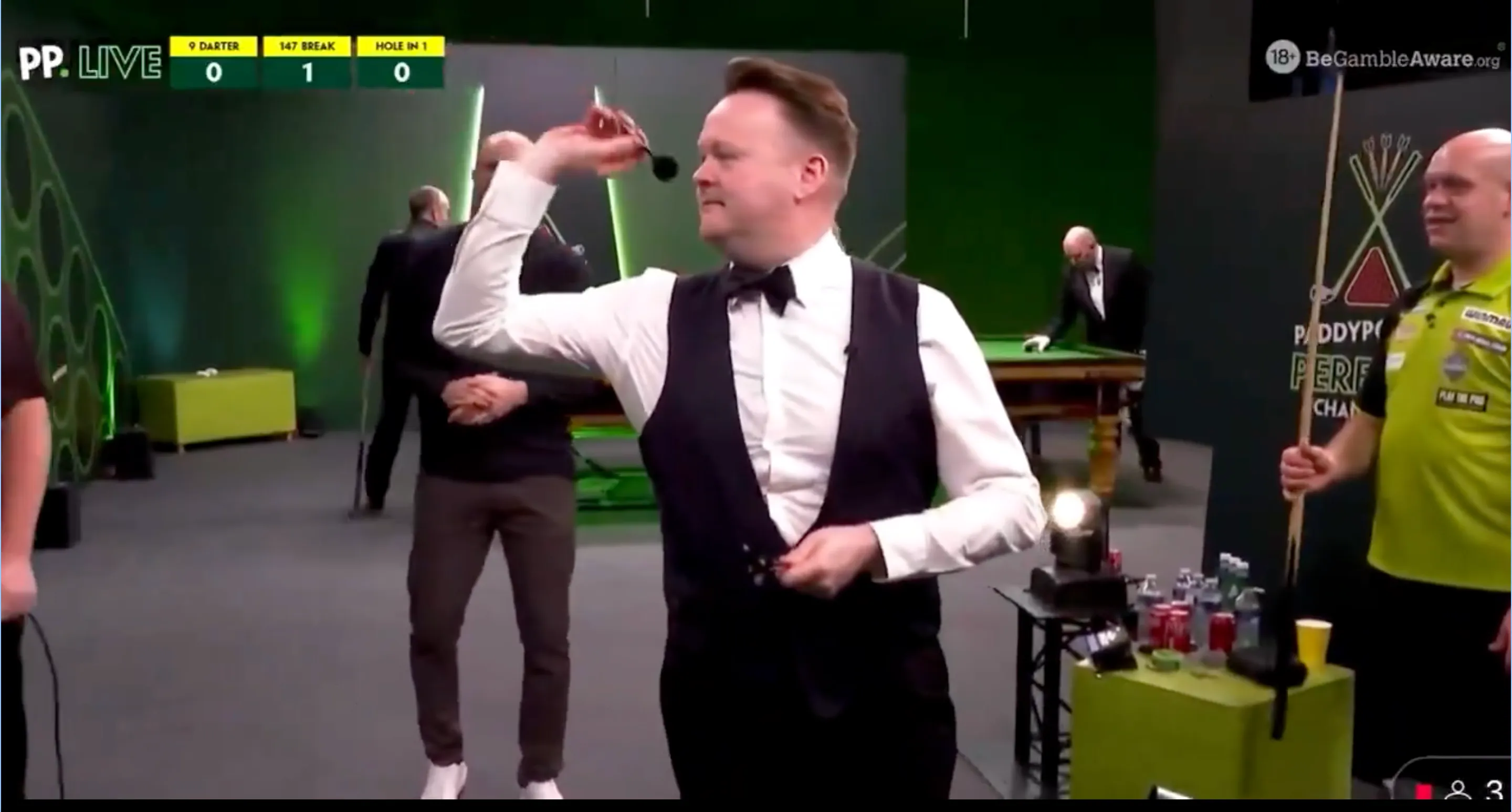 (VIDEO) "Was it 301 or 101": Snooker player Shaun Murphy misses board and tyre after nine-dart claim rubbished by Van Gerwen