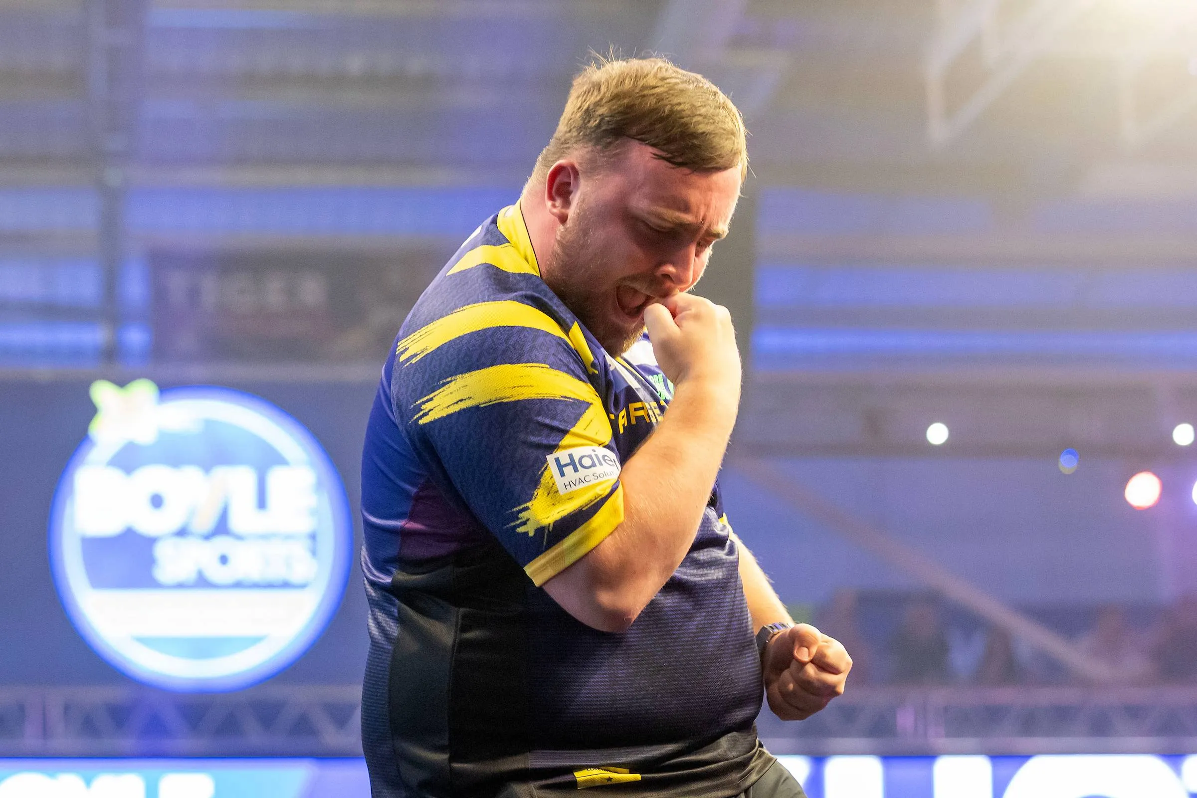 “I just laugh to myself when he gives it some – like, come on”: Luke Littler roars back against Gerwyn Price to win World Grand Prix classic