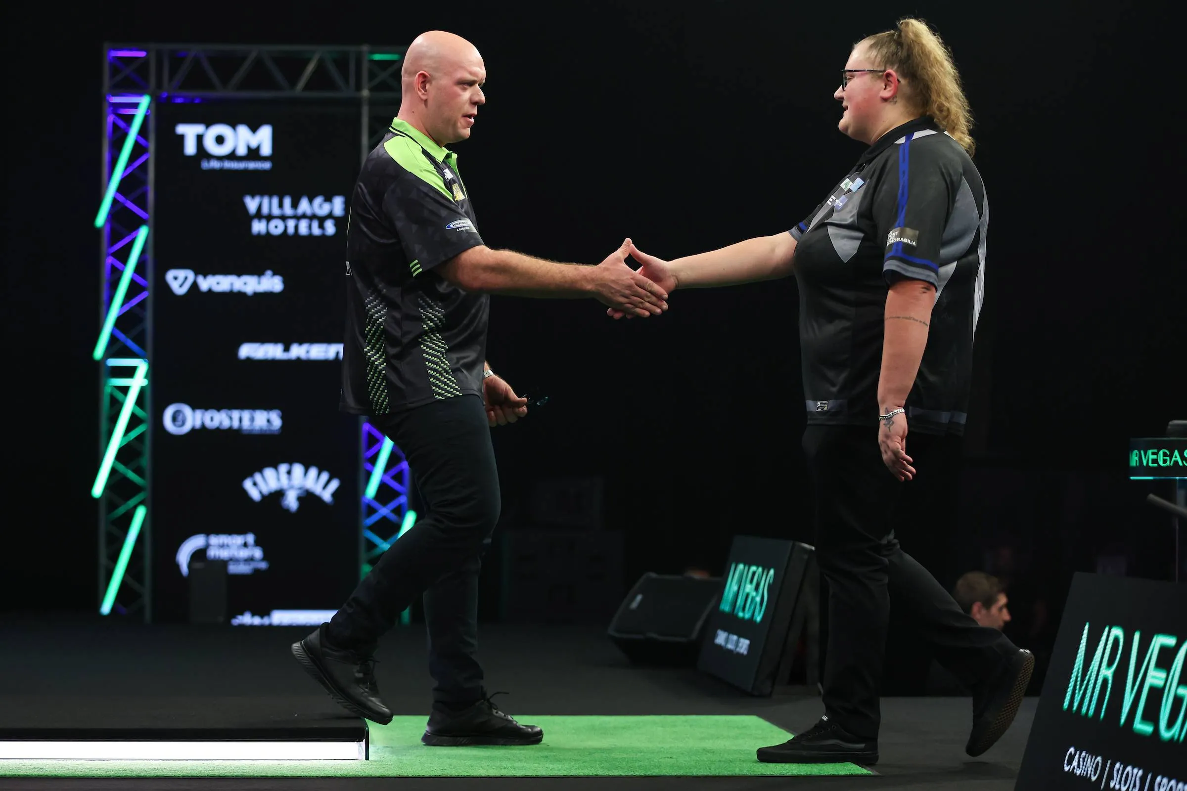 Grand Slam of Darts Round-Up | Michael van Gerwen escapes in Greaves epic, Littler and Humphries ease through as methodical Toylo upsets Bunting